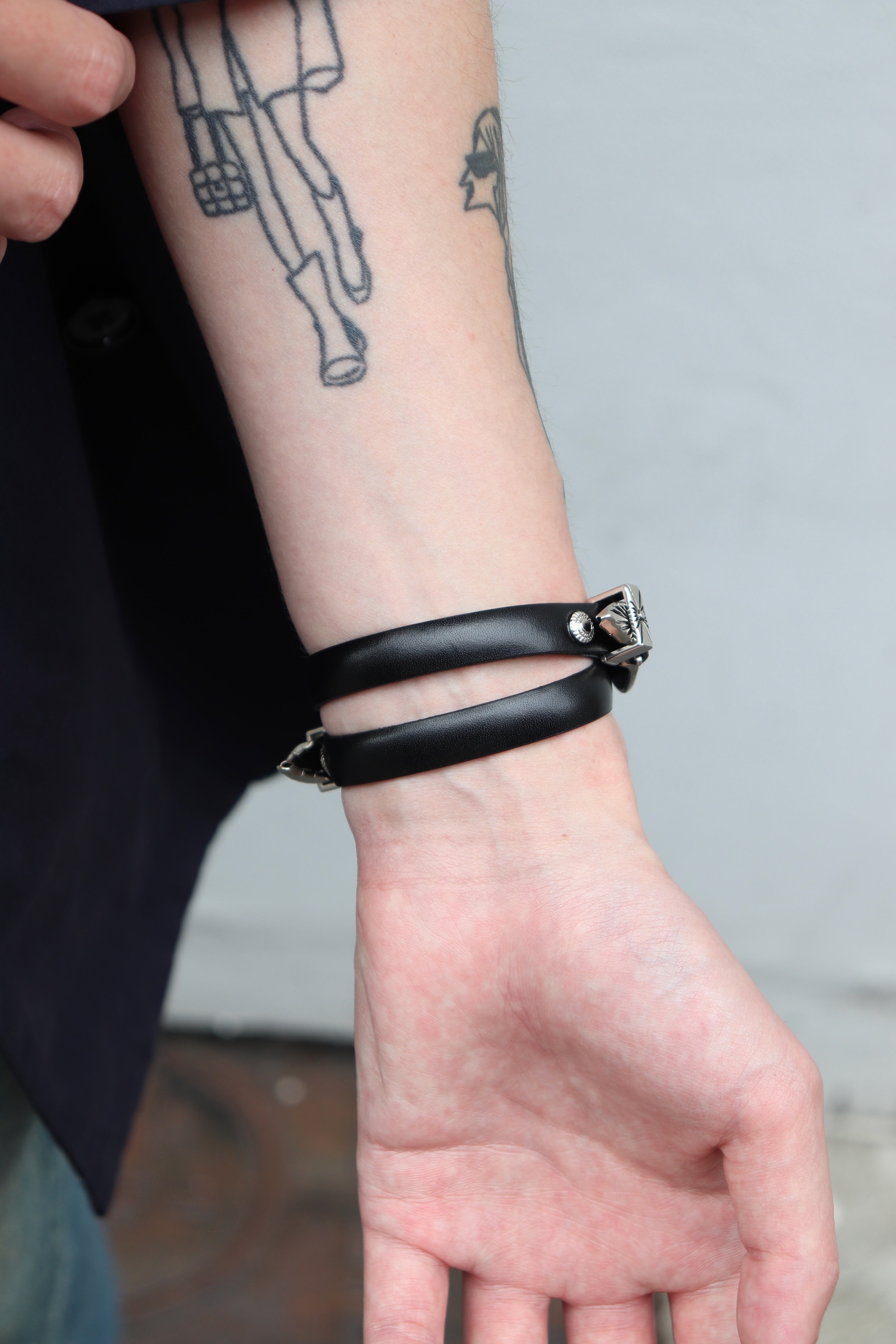 TOGA(トーガ)のDouble buckle leather bangle BLACKの通販｜PALETTE