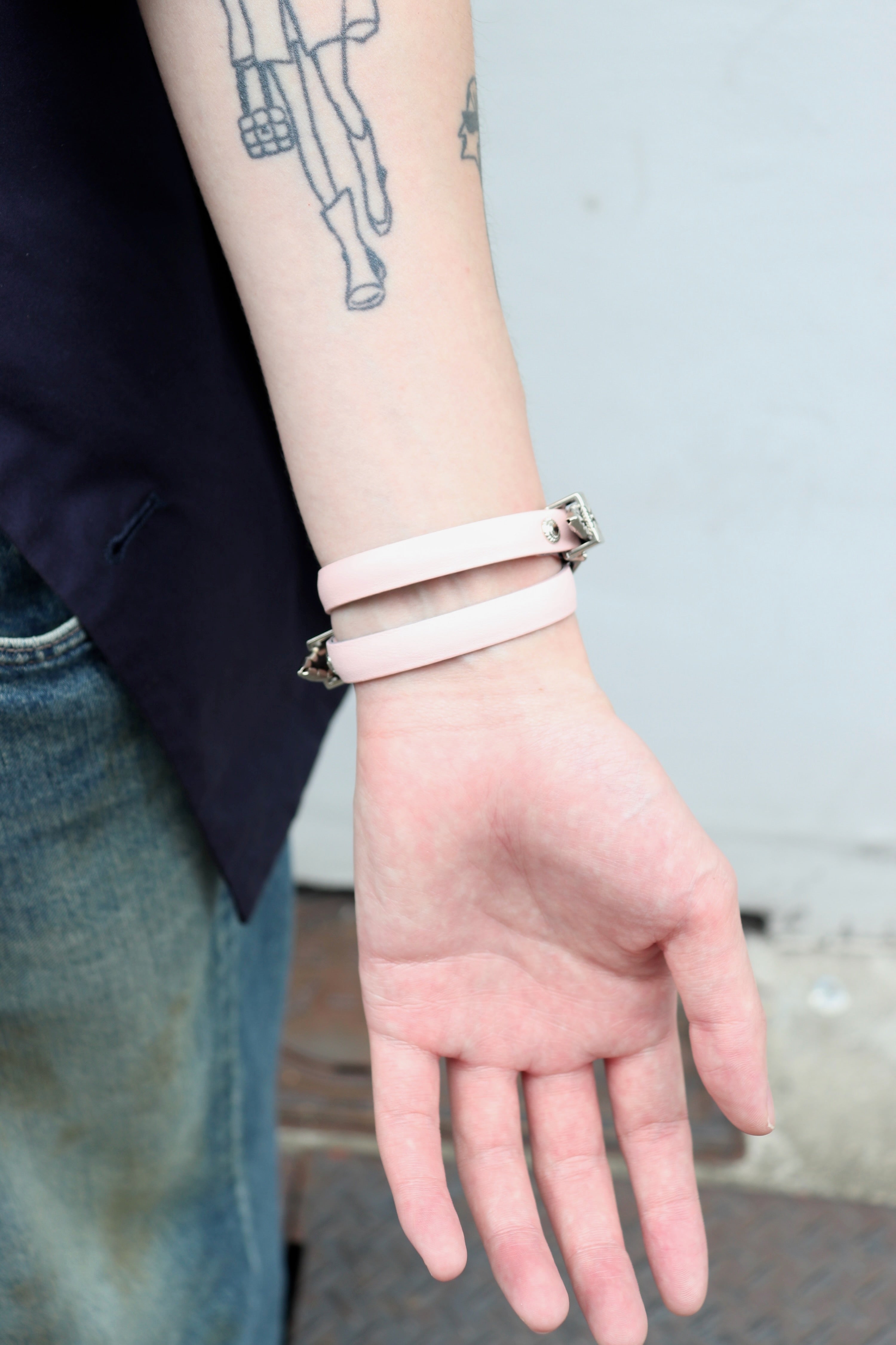 TOGA(トーガ)のDouble buckle leather bangle L.PINKの通販｜PALETTE