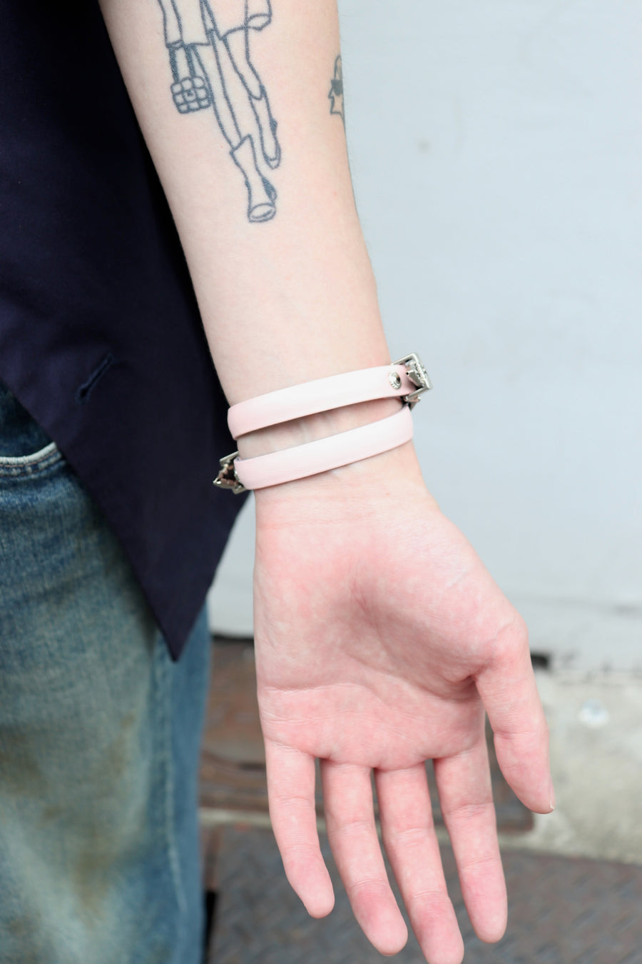 TOGA(トーガ)のDouble buckle leather bangle L.PINKの通販｜PALETTE