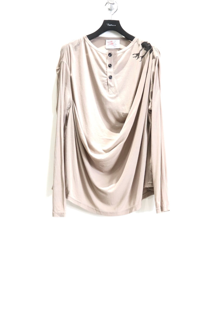 中*足様 Oscar Ouyang 26ss LONG SLEEVE TEE Oscar Ouyang(オスカー オウヤン)のCLAW DRAPE HENLEY LONG SLEEVE TEE