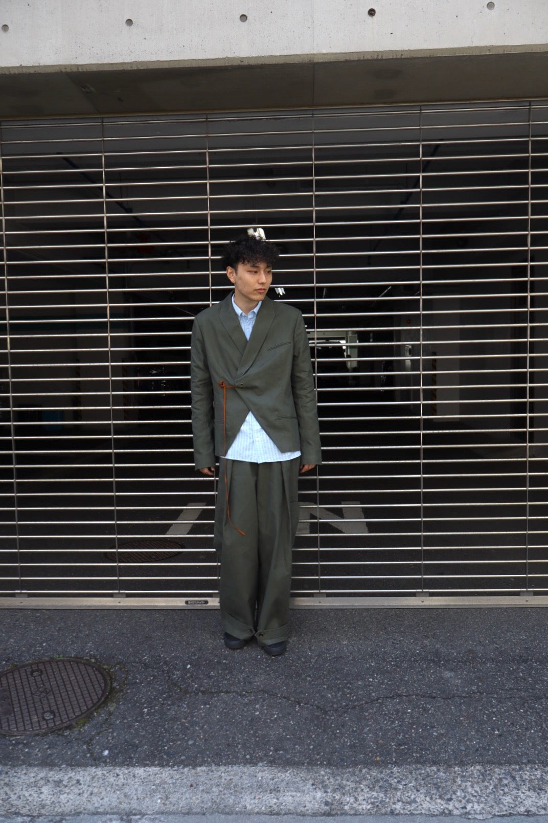 Oscar Ouyang(オスカー オウヤン)のCROSS ARROW TROUSERS KHAKIの通販