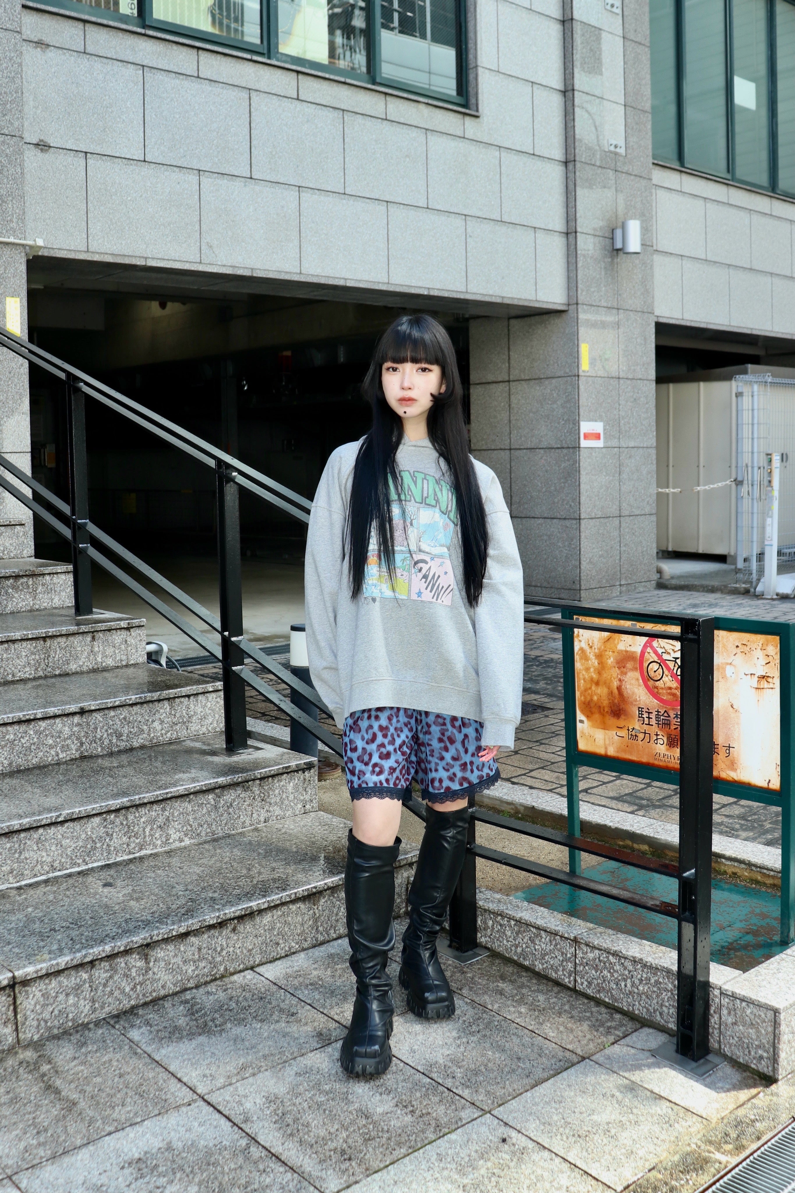 PERVERZE(パーバーズ)のLace-trim Loose Slip Shorts NAVYの通販