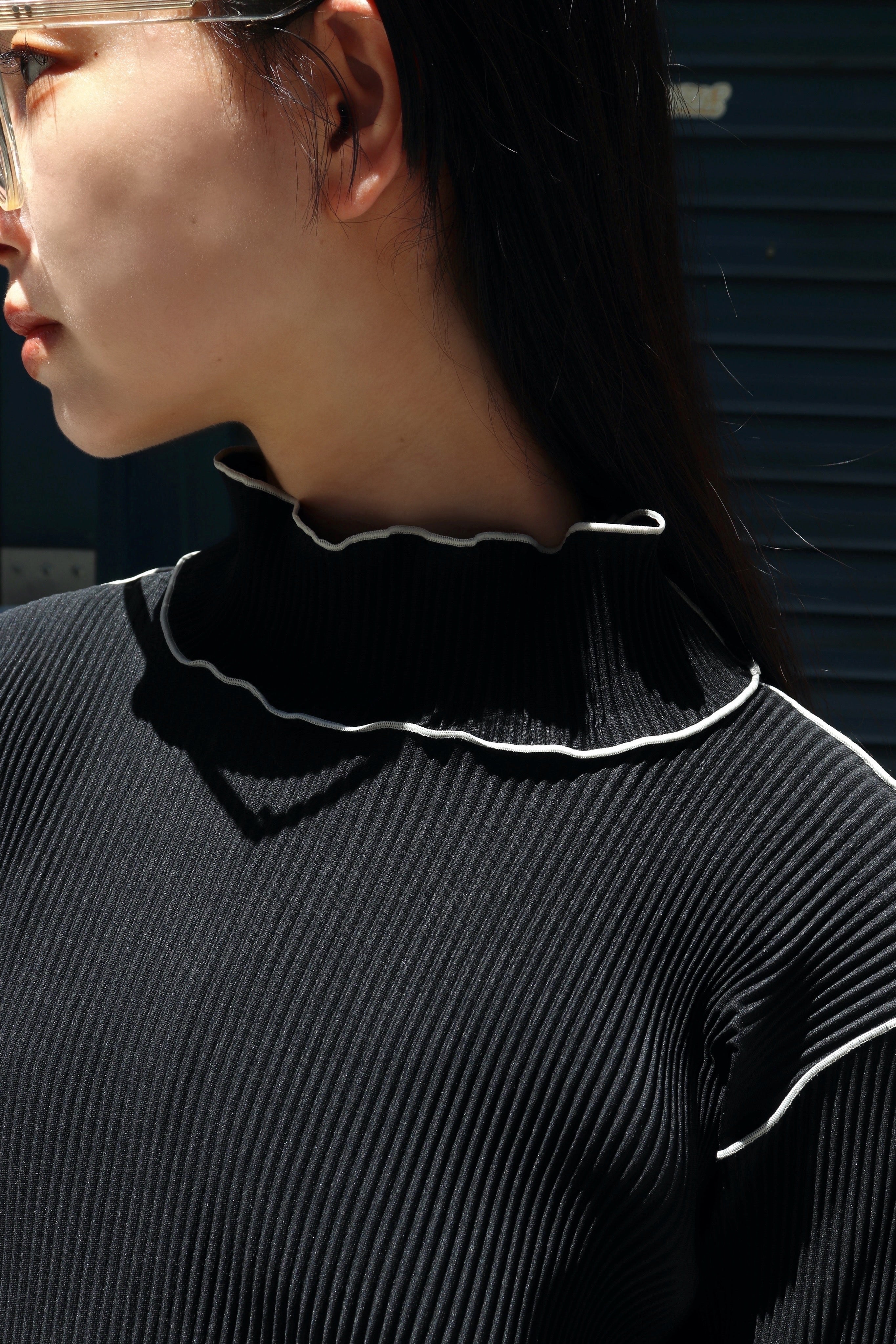 kotohayokozawa(コトハヨコザワ)のARM COVER TOP HIGH NECK BLACKの