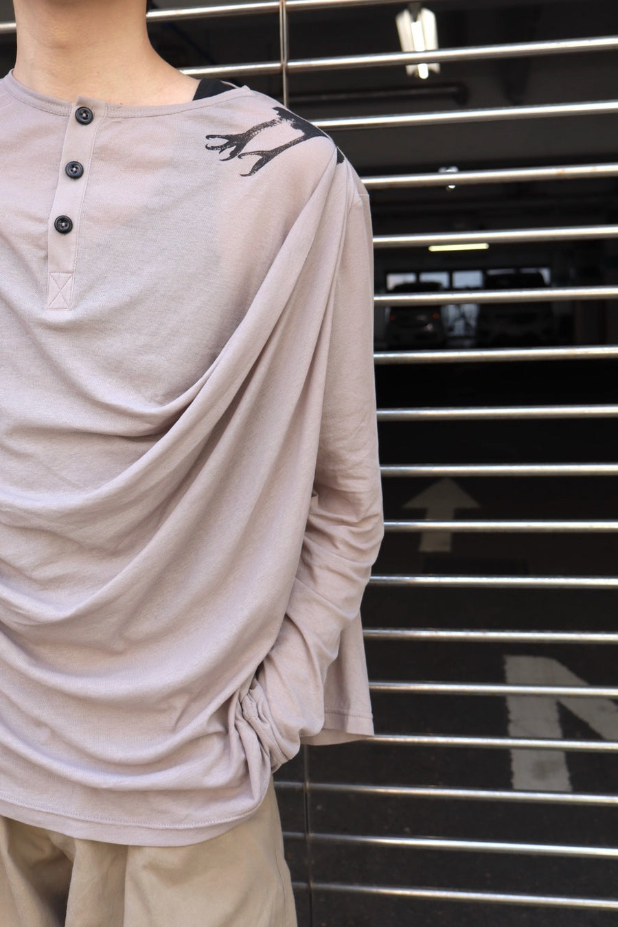中*足様 Oscar Ouyang 26ss LONG SLEEVE TEE Oscar Ouyang(オスカー オウヤン)のCLAW DRAPE HENLEY LONG SLEEVE TEE
