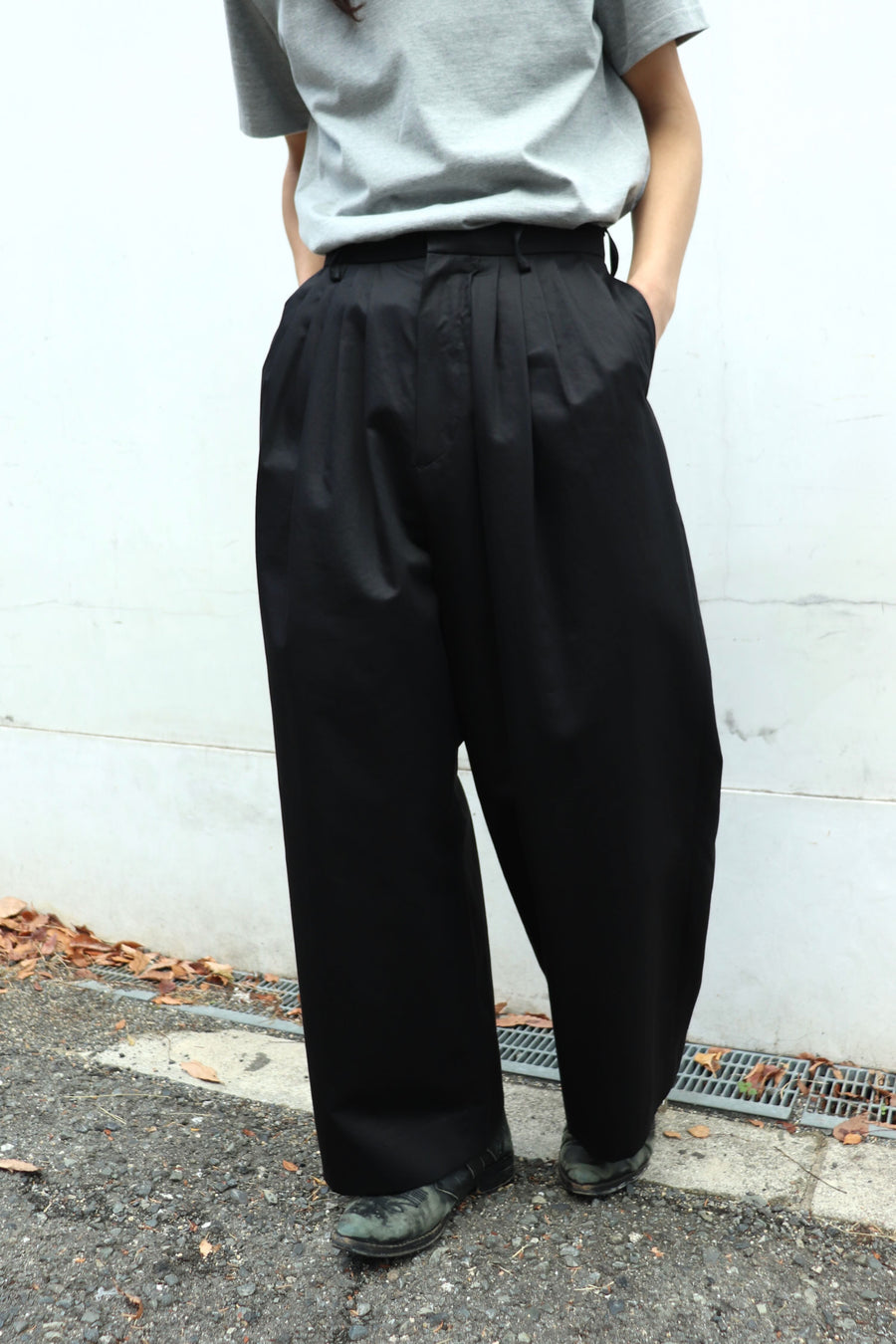 MASU(エムエーエスユー)の6 TUCK TROUSERS BLACKの通販｜PALETTE art