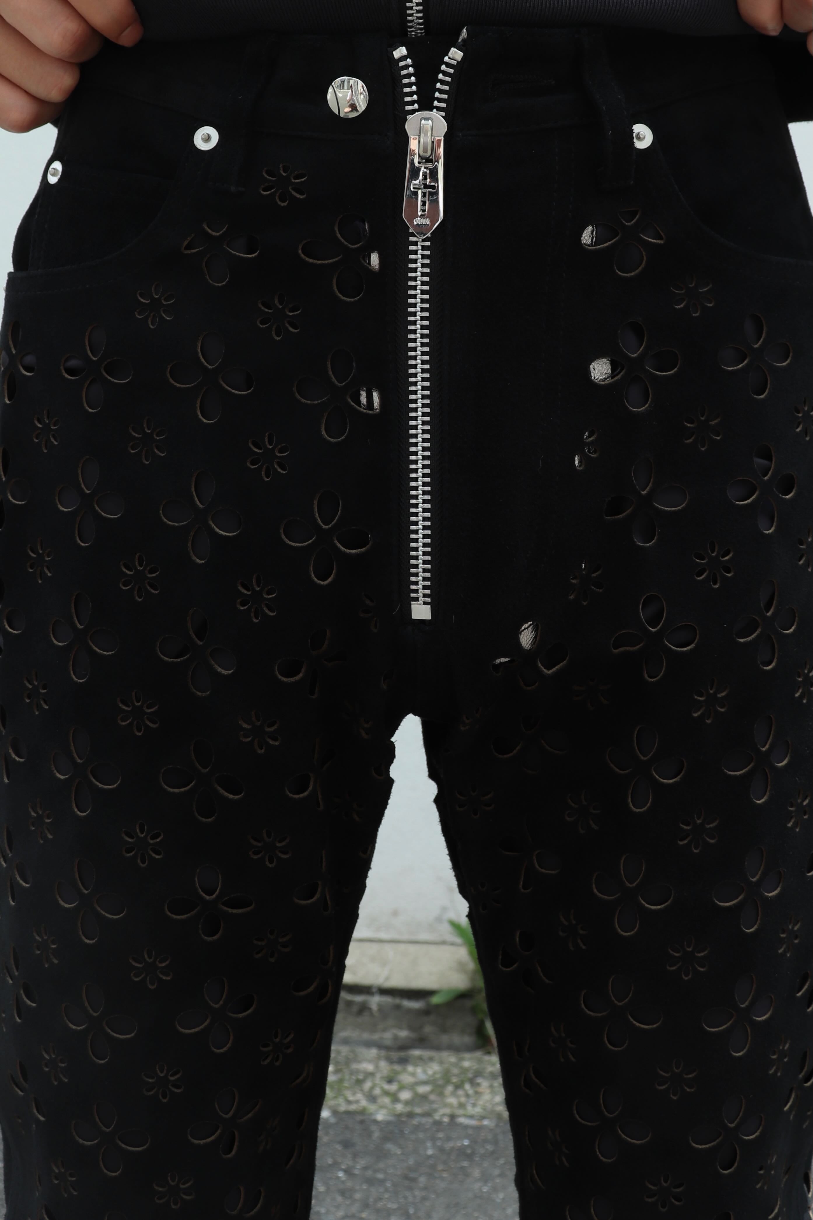MASU(エムエーエスユー)のFLOWER-CUT LEATHER PANTSの通販｜PALETTE