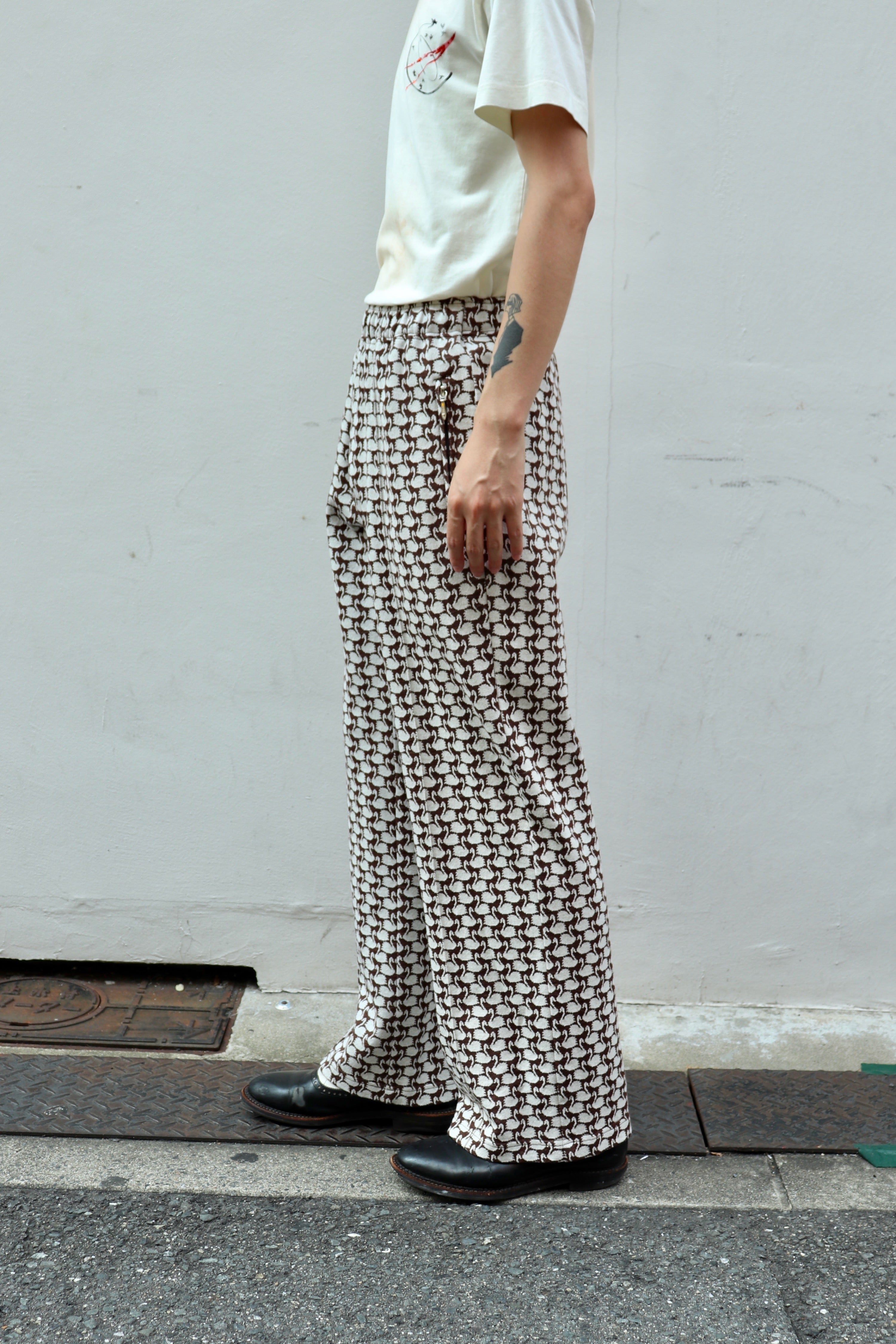 MASU(エムエーエスユー)のSWAN MONOGRAM TRACK PANTS BROWNの通販 