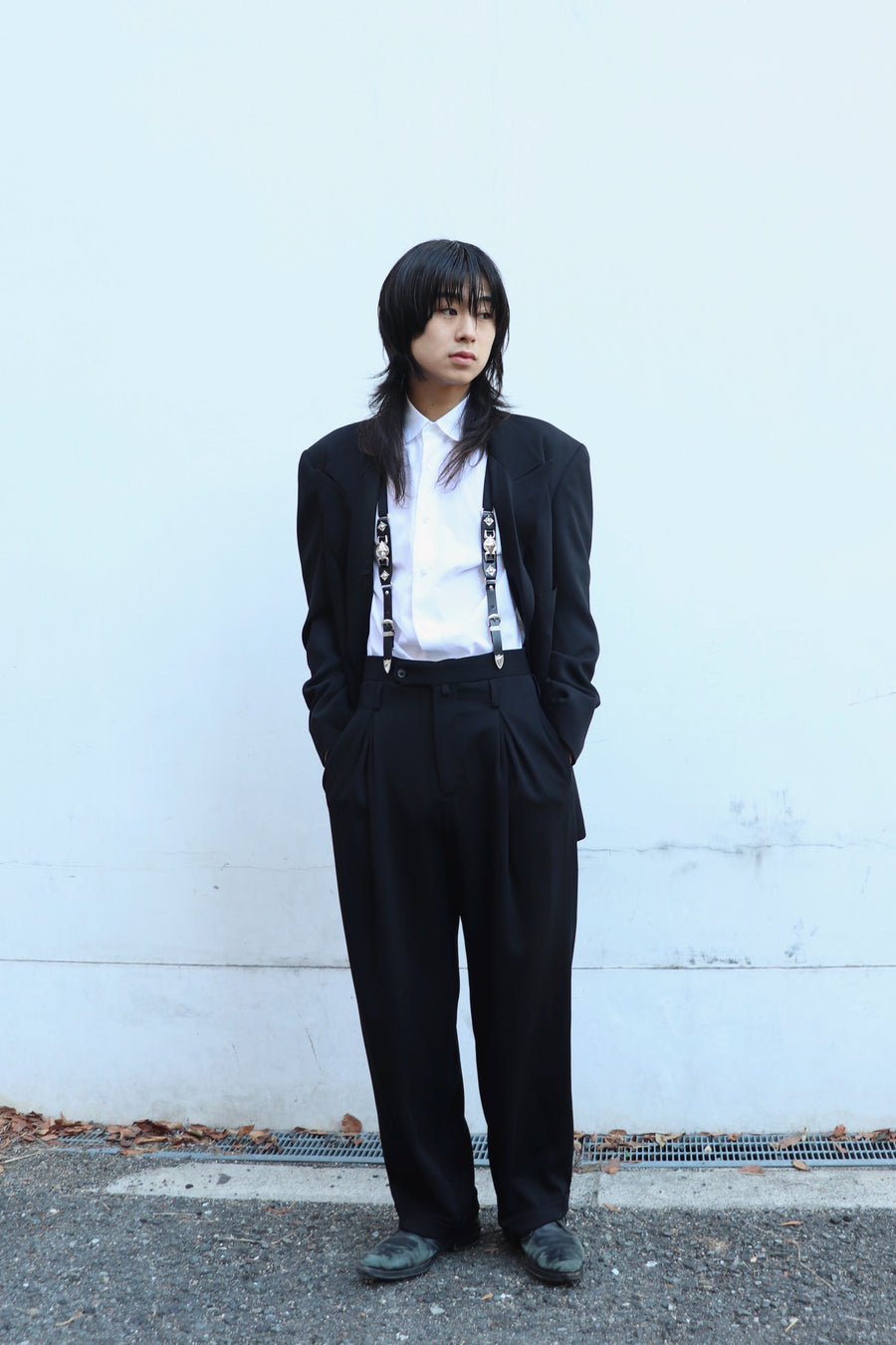 SOSHIOTSUKI(ソウシオオツキ)のDOUBLE INVERTED TUCK TROUSERS BLACKの