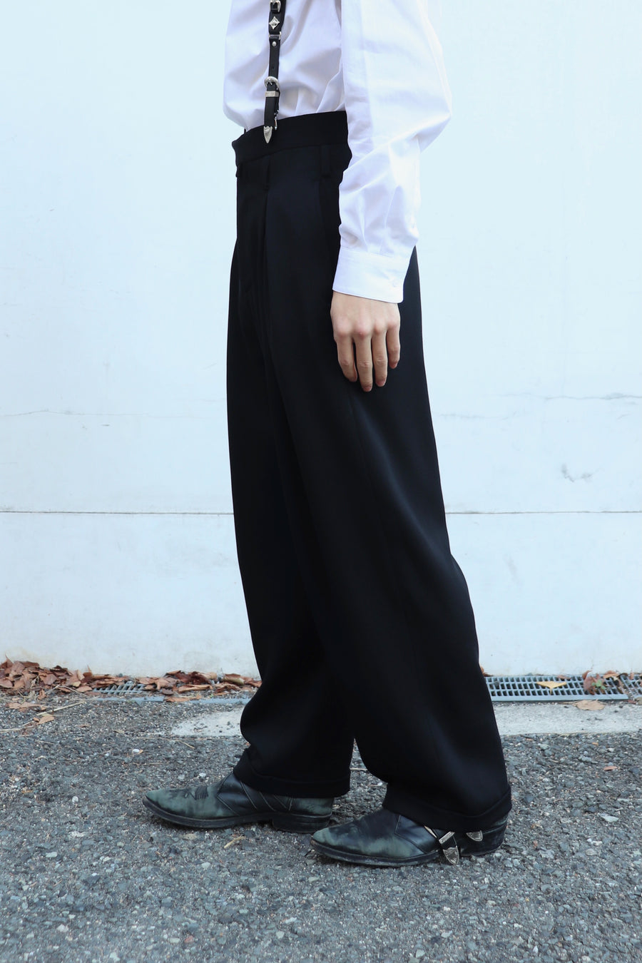 パンツ Soshiotsuki SS26 Double Inverted Tuck SOSHIOTSUKI(ソウシオオツキ)のDOUBLE INVERTED TUCK TROUSERS BLACKの
