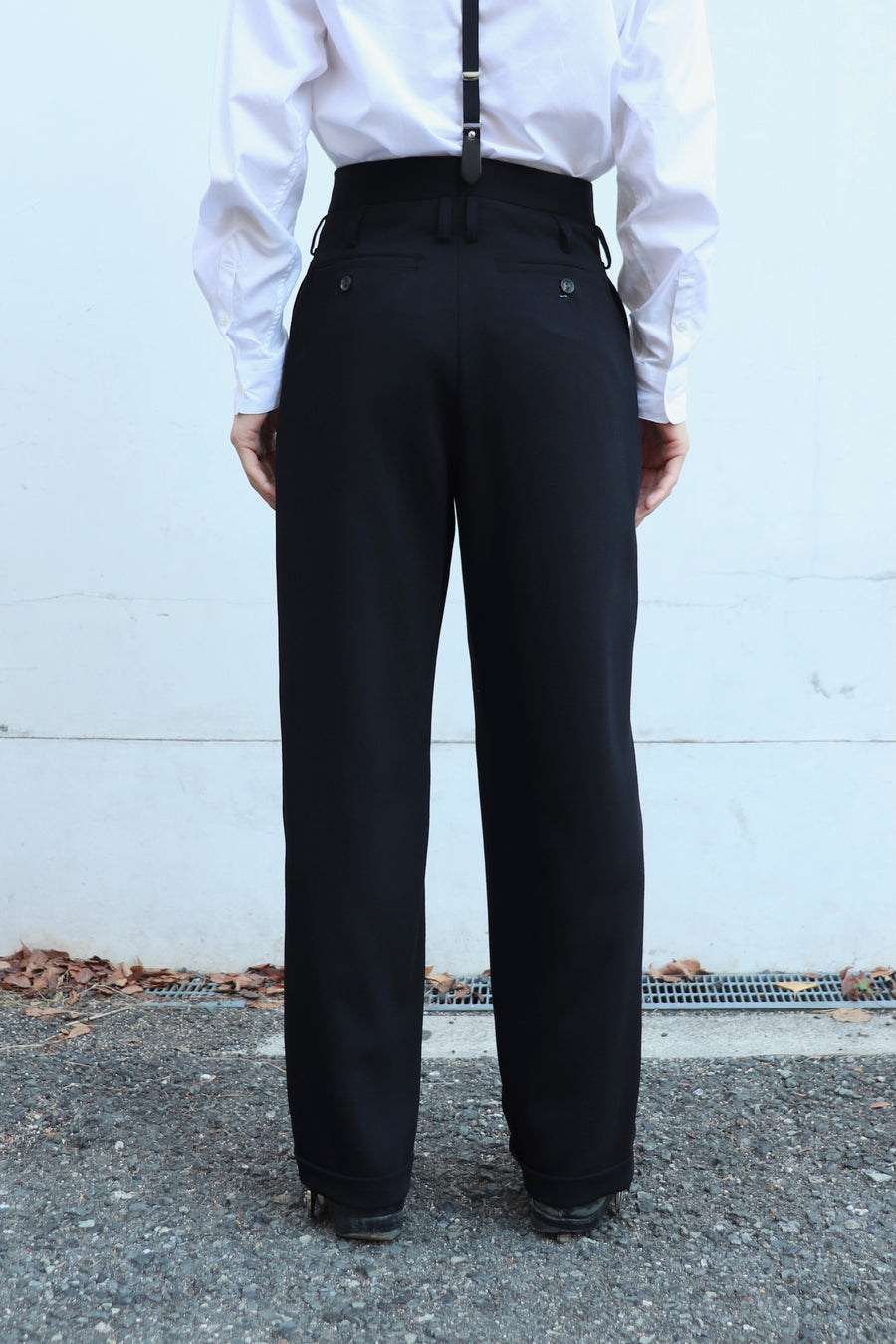 SOSHIOTSUKI(ソウシオオツキ)のDOUBLE INVERTED TUCK TROUSERS BLACKの