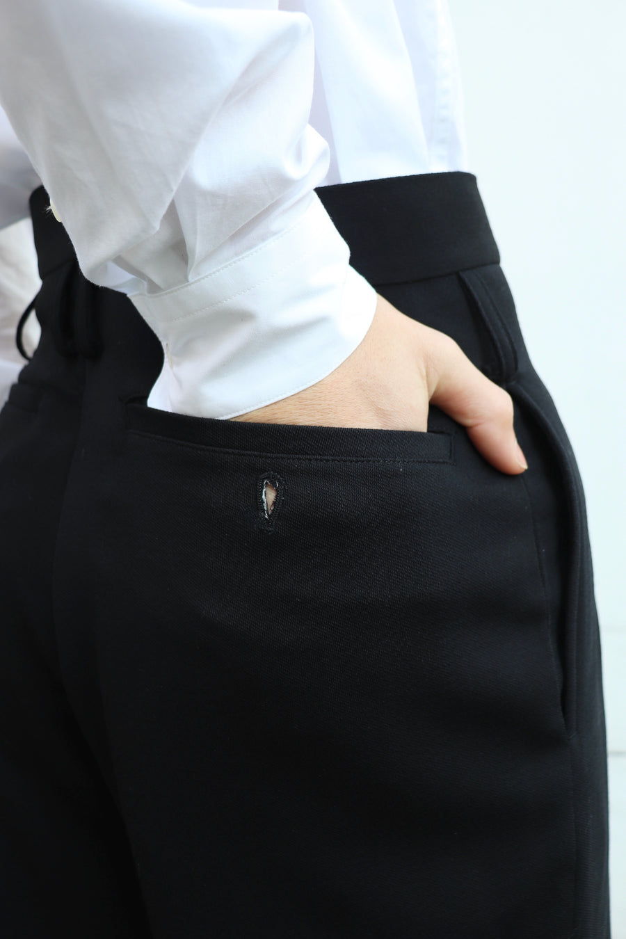 SOSHIOTSUKI(ソウシオオツキ)のDOUBLE INVERTED TUCK TROUSERS BLACKの通販｜PALETTE art ...