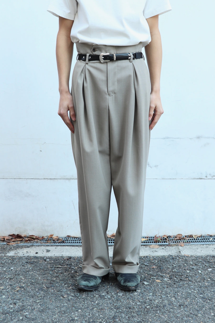 SOSHIOTSUKI(ソウシオオツキ)のDOUBLE INVERTED TUCK TROUSERS BEIGEの