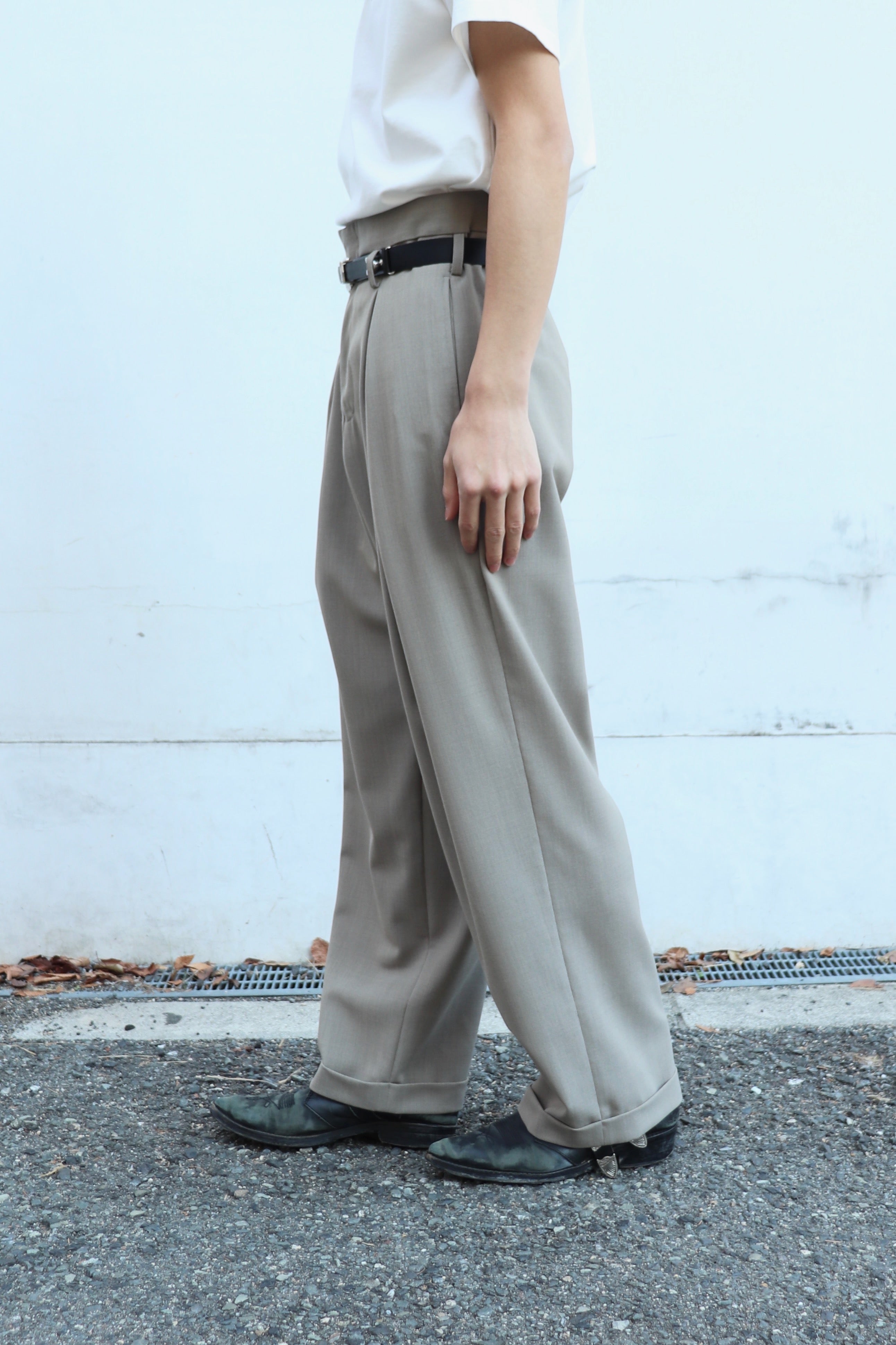 SOSHIOTSUKI(ソウシオオツキ)のDOUBLE INVERTED TUCK TROUSERS BEIGEの