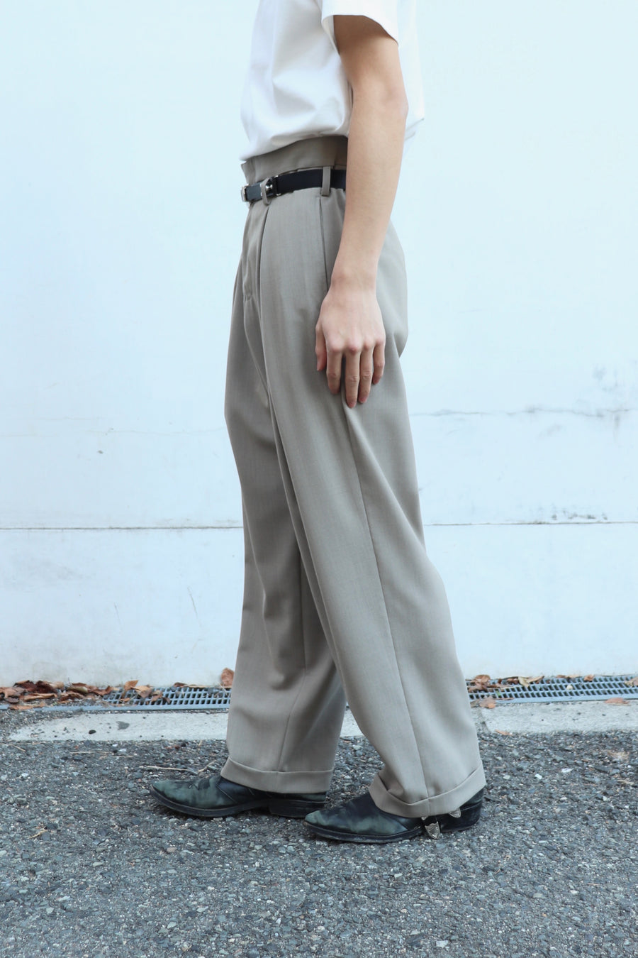 SOSHIOTSUKI(ソウシオオツキ)のDOUBLE INVERTED TUCK TROUSERS BEIGEの