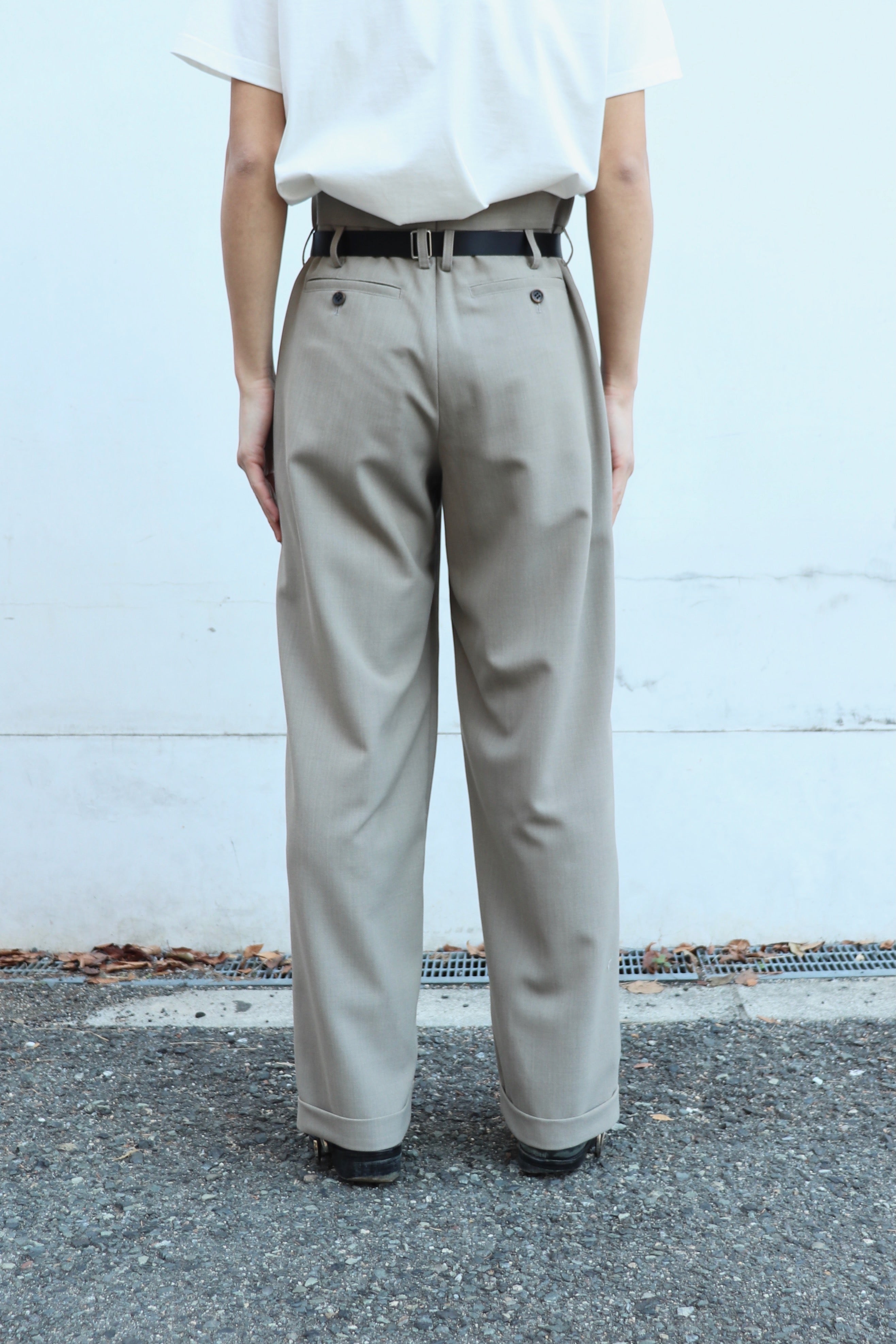SOSHIOTSUKI(ソウシオオツキ)のDOUBLE INVERTED TUCK TROUSERS BEIGEの