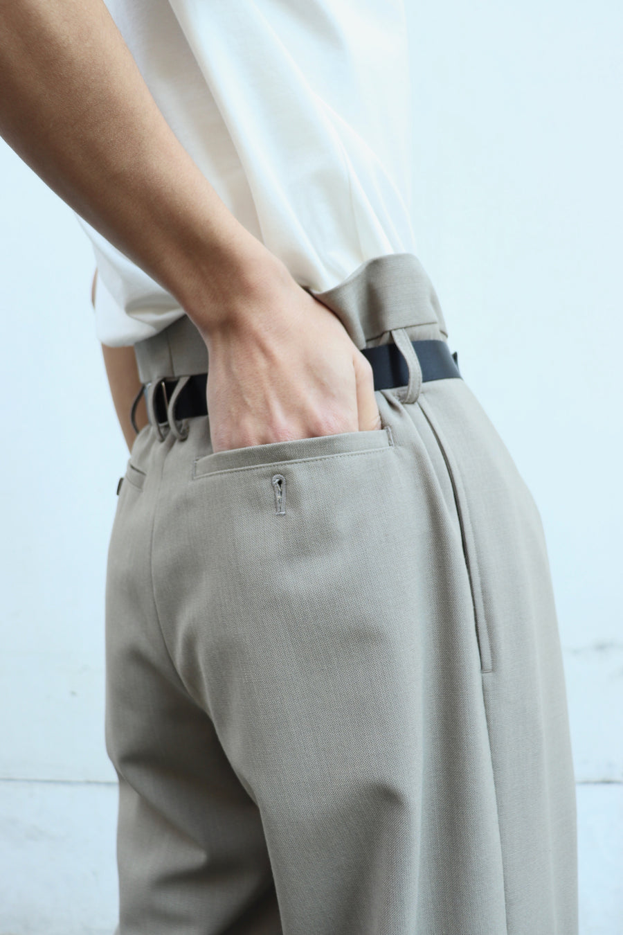 SOSHIOTSUKI(ソウシオオツキ)のDOUBLE INVERTED TUCK TROUSERS BEIGEの通販｜PALETTE art ...
