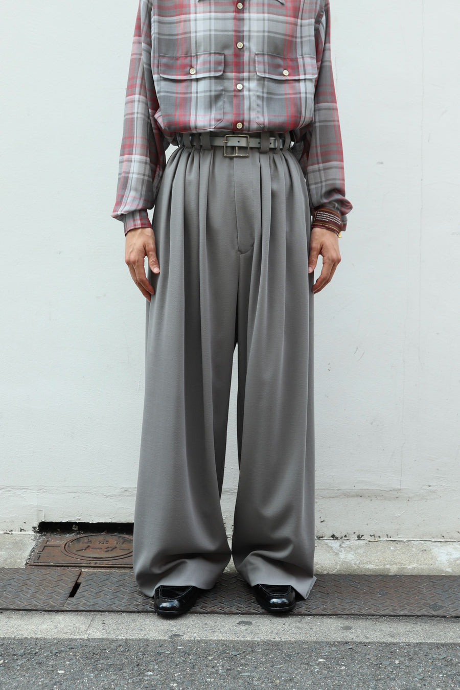 SOSHIOTSUKI(ソウシオオツキ)のEIGHT TUCK HIGH WAIST TROUSERS GRAYの