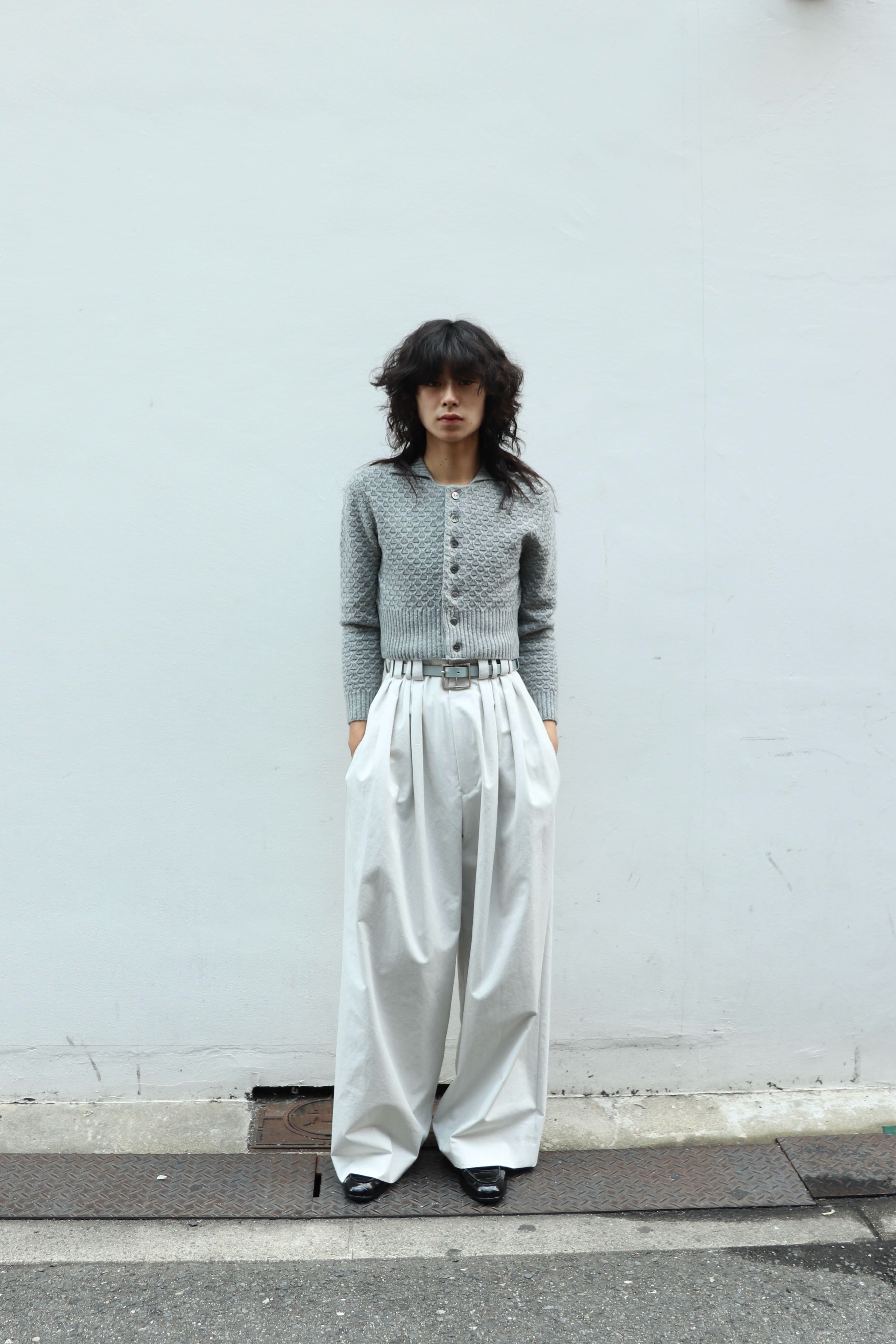 パンツ SOSHIOTSUKI EIGHT TUCK TROUSERS SOSHIOTSUKI(ソウシオオツキ)のEIGHT TUCK HIGH WAIST TROUSERS GREIGE