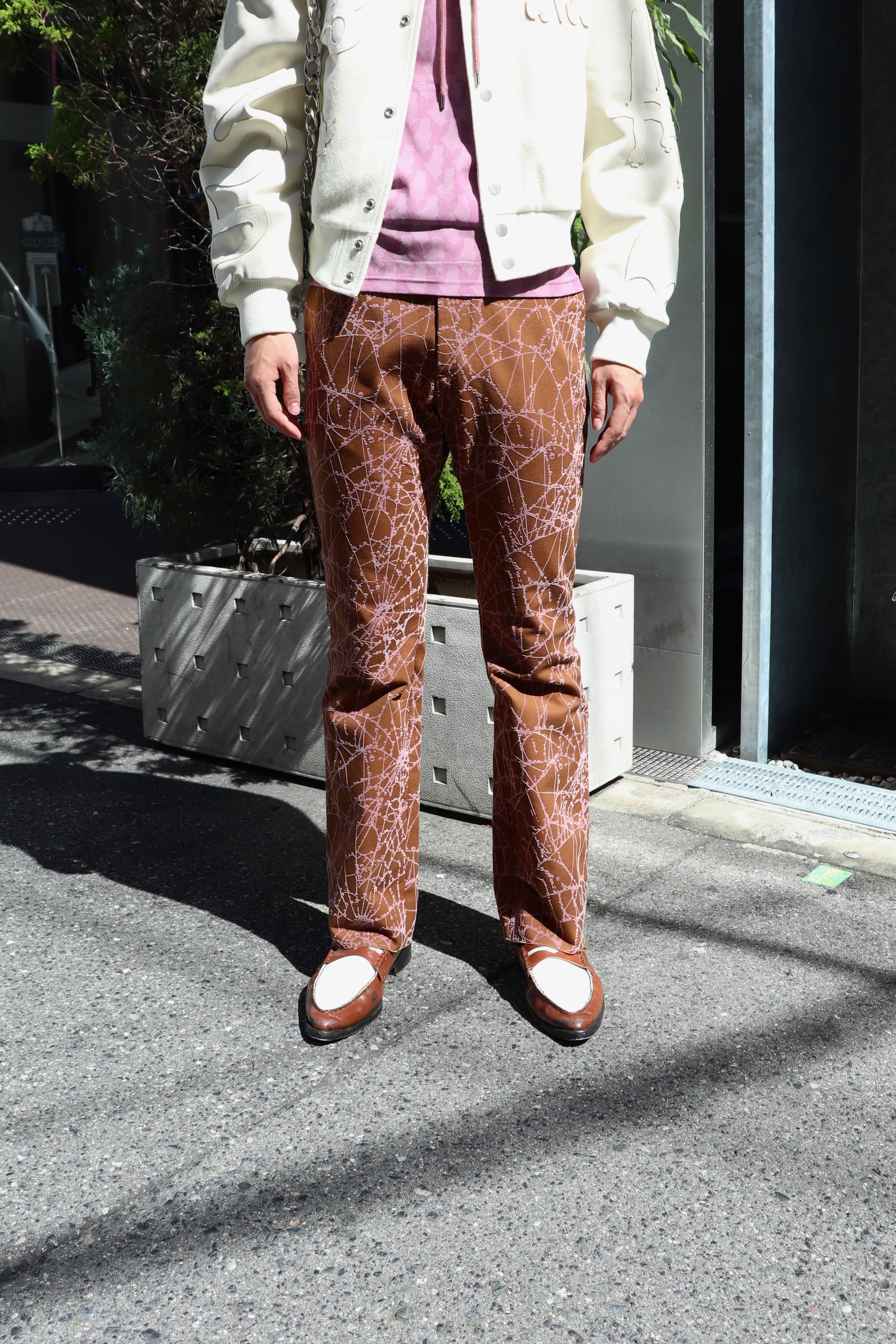 MASU(エムエーエスユー)のFLOCKY WEB FLARE PANTS BROWNの通販 