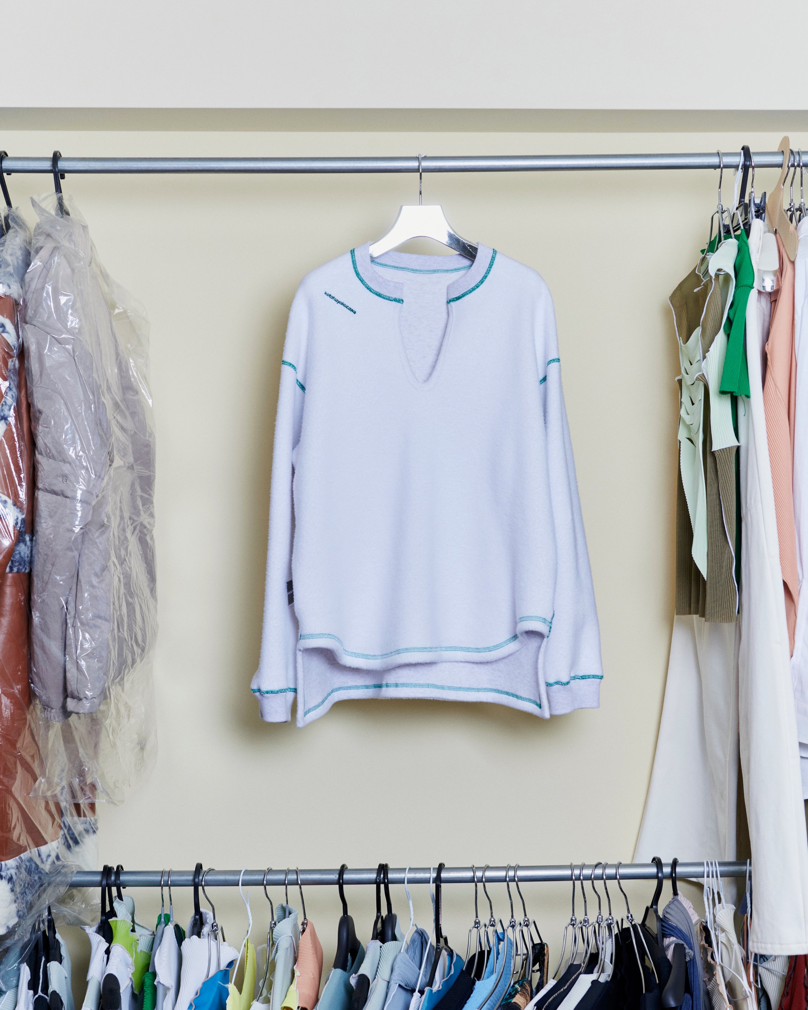 kotohayokozawa(コトハヨコザワ)のREVERSIBLE SLIT-NECK PULLOVER