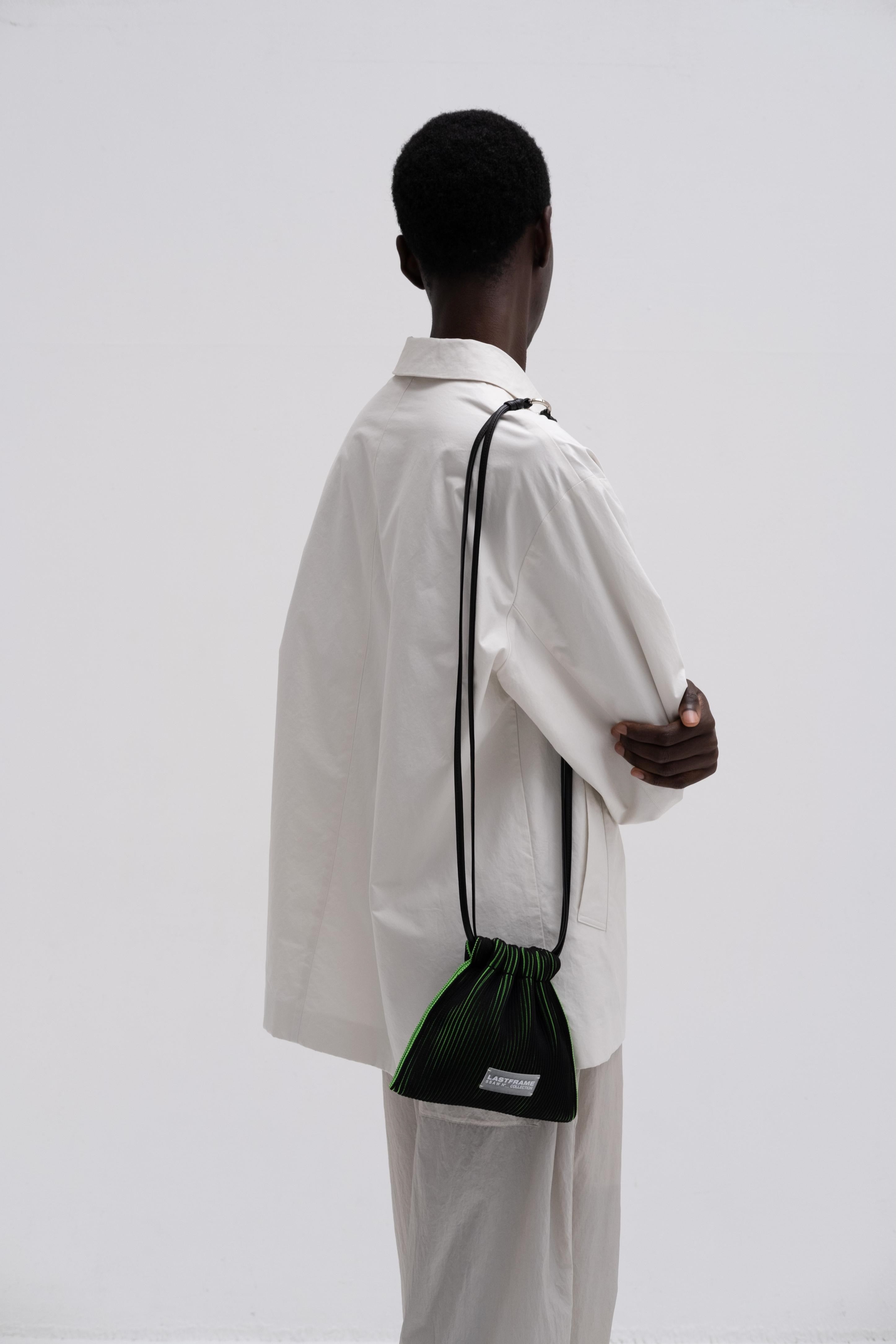 LASTFRAME(ラストフレーム)のKASANE SACK BAG MINI BLACK × NEON GREEN