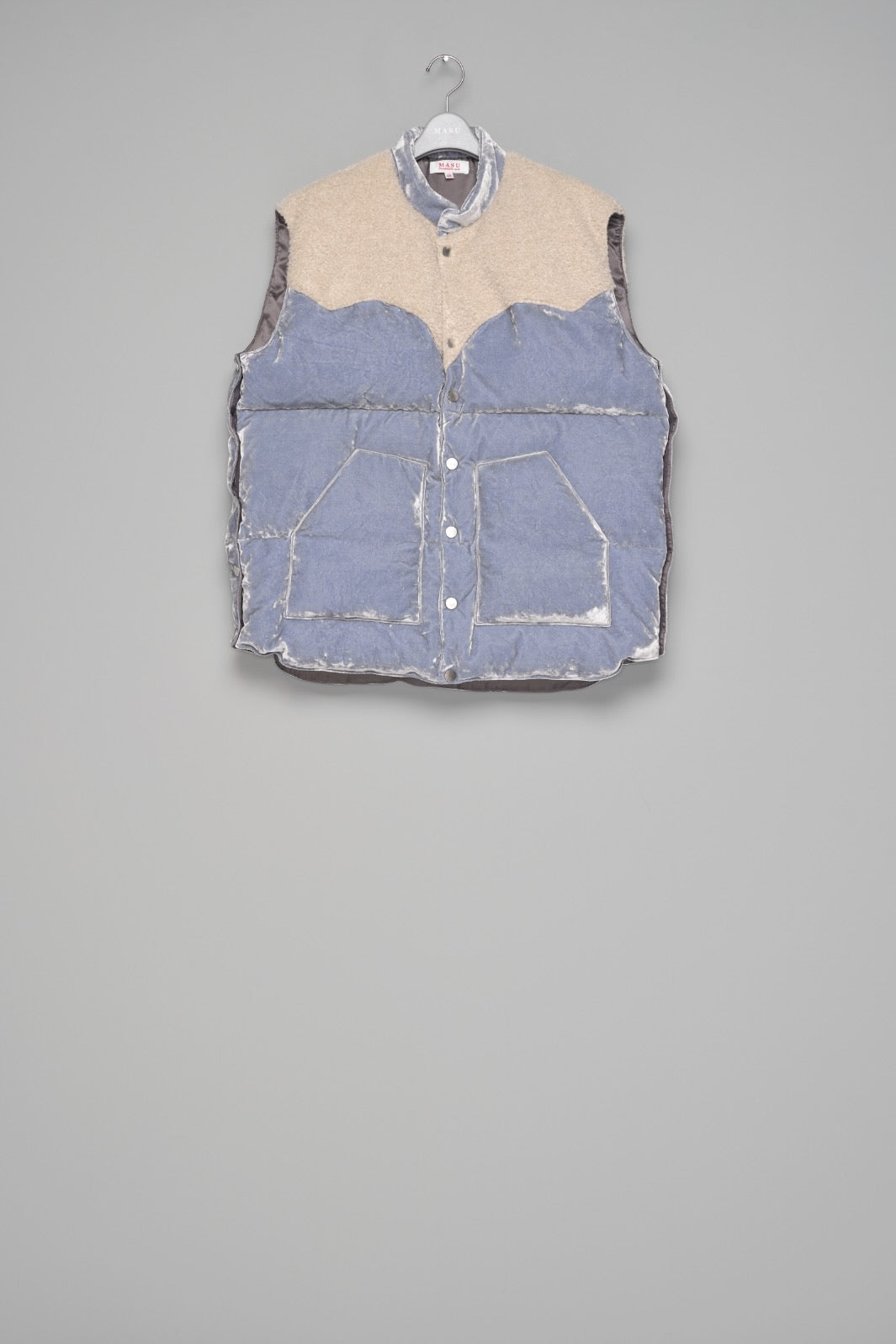 MASU(エムエーエスユー)のVELVET MOUNTAIN DOWN VEST DUSTY BLUEの通販