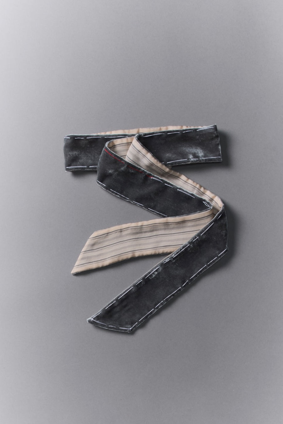 MASU(エムエーエスユー)のUNEVEN VELVET SCARF CHARCOAL(スカーフ)の