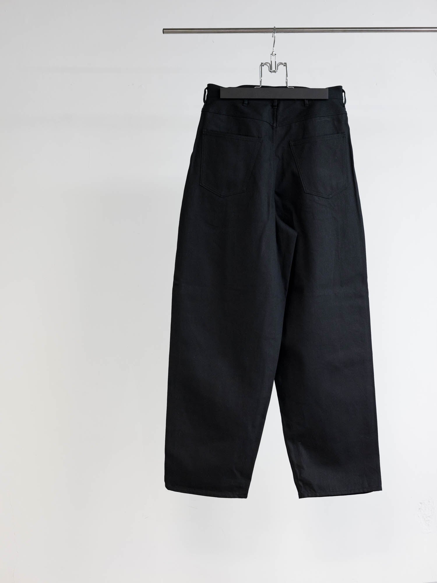 SOSHIOTSUKI(ソウシオオツキ)のDRAPE POCKET RIGID DENIM PANTS BLACK