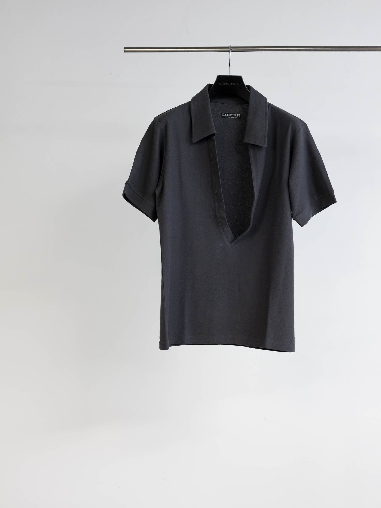 SOSHIOTSUKI(ソウシオオツキ)のDRY COTTON SKIPPER SHIRT DARK GRAYの