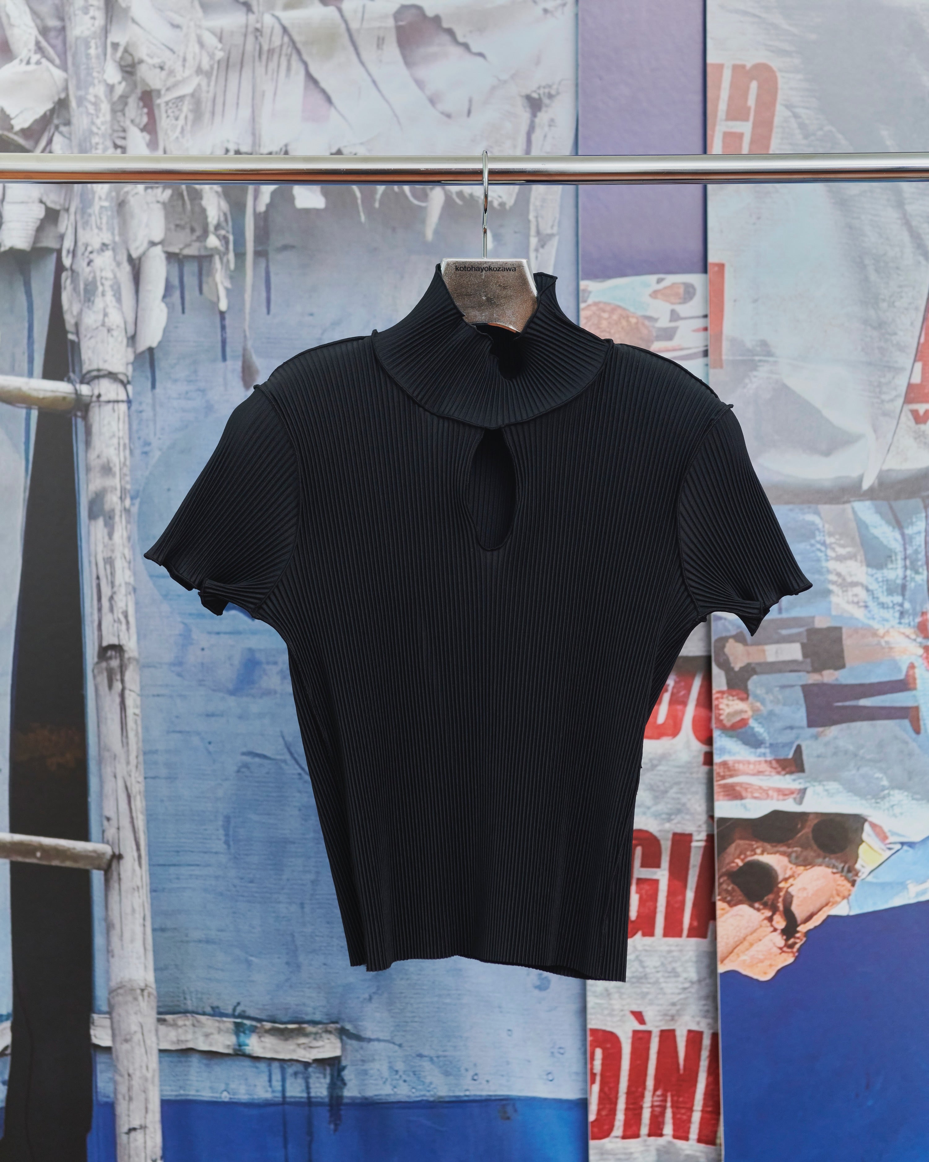 完売品　kotohayokozawa HIGHNECK TINY TOP 黒　夏 kotohayokozawa(コトハヨコザワ)のHIGH NECK TINY TOP BLACKの通販
