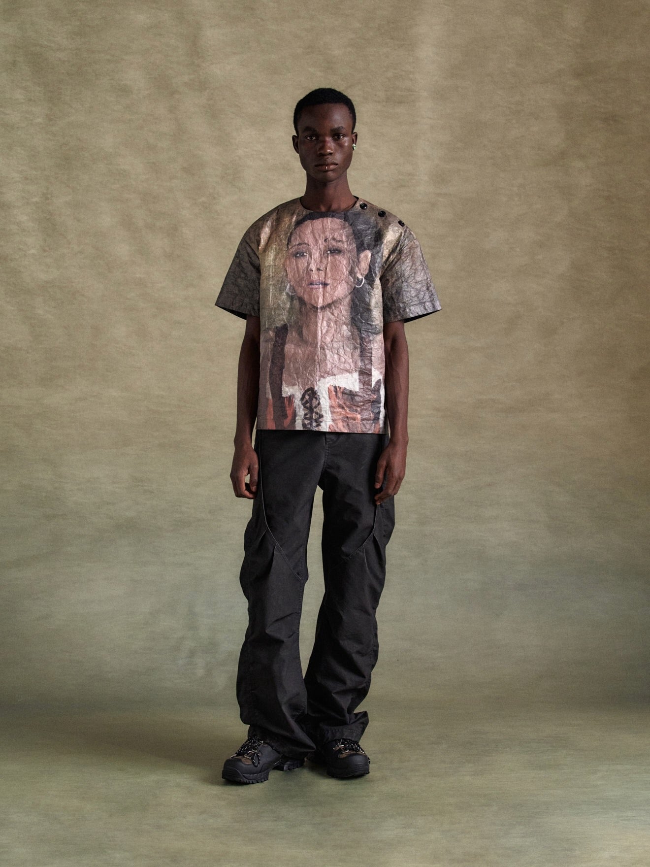 ANDERSSON BELL(アンダースンベル)のREMY PRINTED TYVEK T-SHIRT ANDERSSON BELL(アンダースンベル)のREMY PRINTED TYVEK T-SHIRT