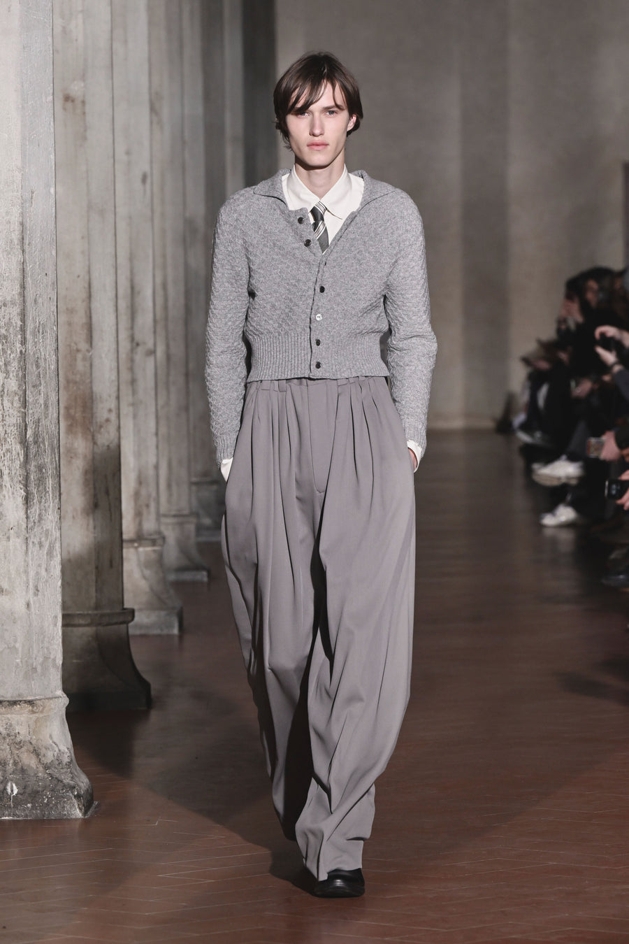 SOSHIOTSUKI(ソウシオオツキ)のEIGHT TUCK HIGH WAIST TROUSERS GRAYの