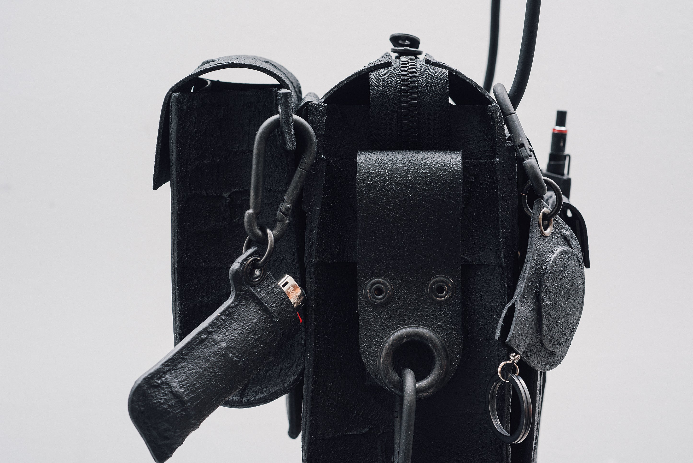 KAGARI YUSUKE 黒壁 ミニコシブクロ・カラビナショルダーコード付