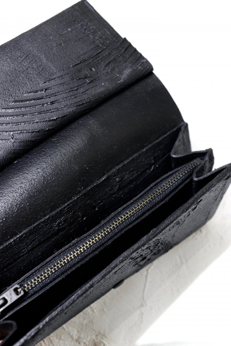 カガリユウスケ(KAGARI YUSUKE)の黒壁フラップ長財布の通販｜PALETTE