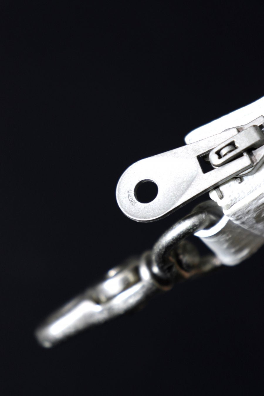 カガリユウスケ(KAGARI YUSUKE)の白壁カラビナ付き財布の通販｜PALETTE