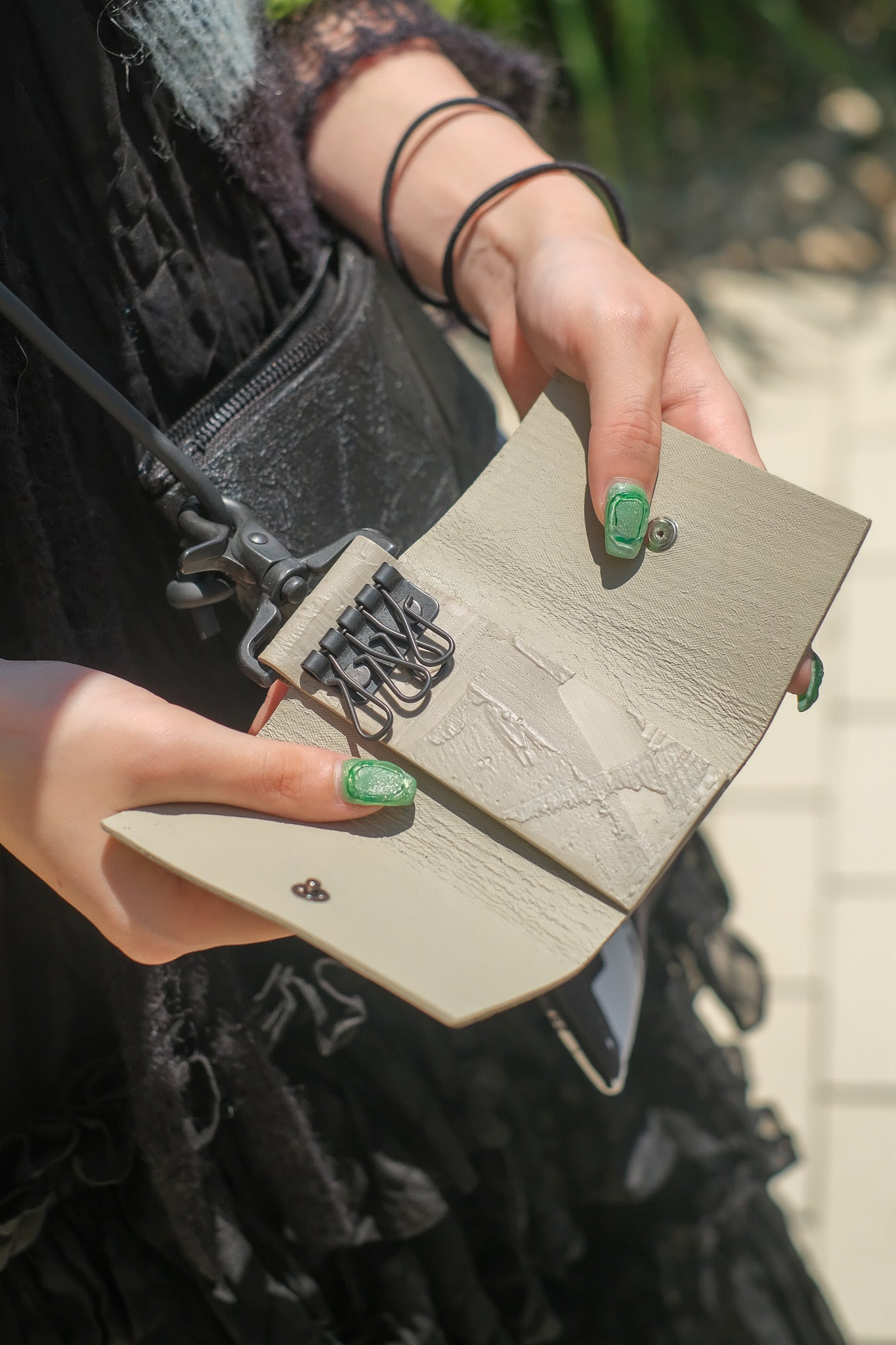 カガリユウスケ PALETTE別注 吊るすケース 壁 白 カガリユウスケ