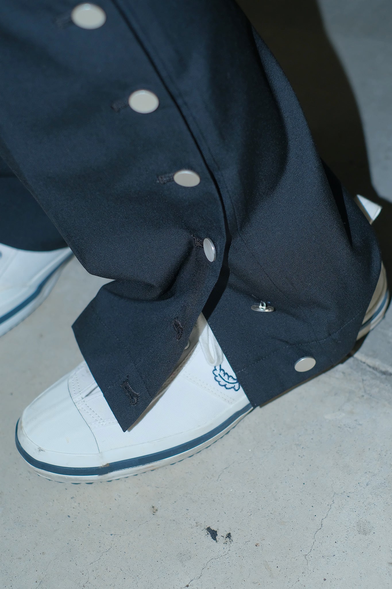 YUKI HASHIMOTO(ユウキハシモト)のFLARED SLIM TROUSERS BLACKの通販