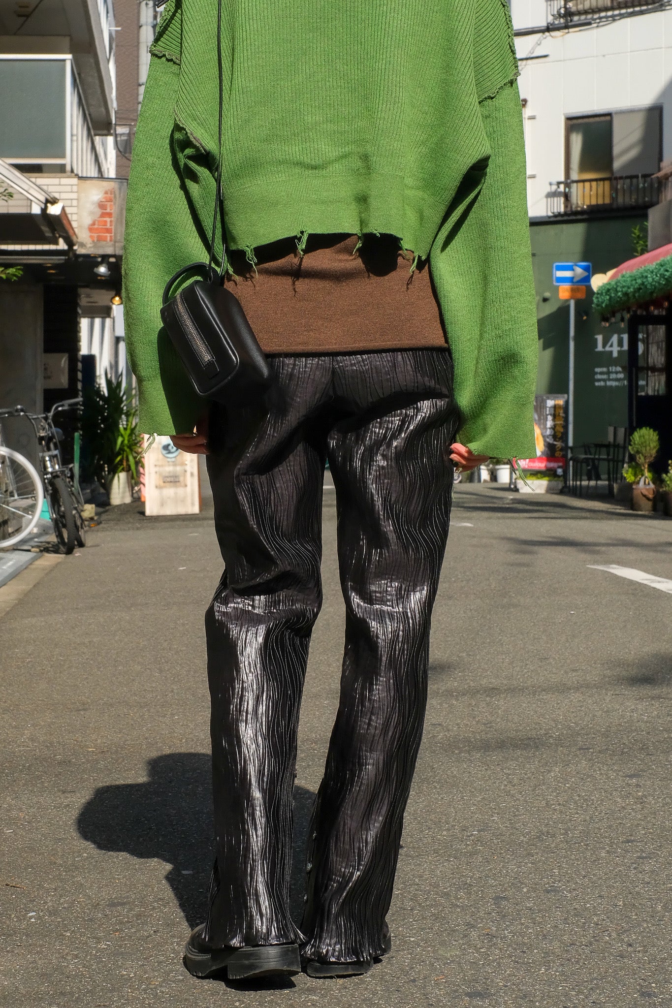 BELPER(ベルパー)のGLOSSY PLEATED PANTS BLACK(パンツ)の通販｜PALETTE art aliveのオンラインショップ  – PALETTE art alive ONLINE STORE