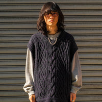 TOGA VIRILIS(トーガ ビリリース)22ssのCable knit vest NAVYの通販