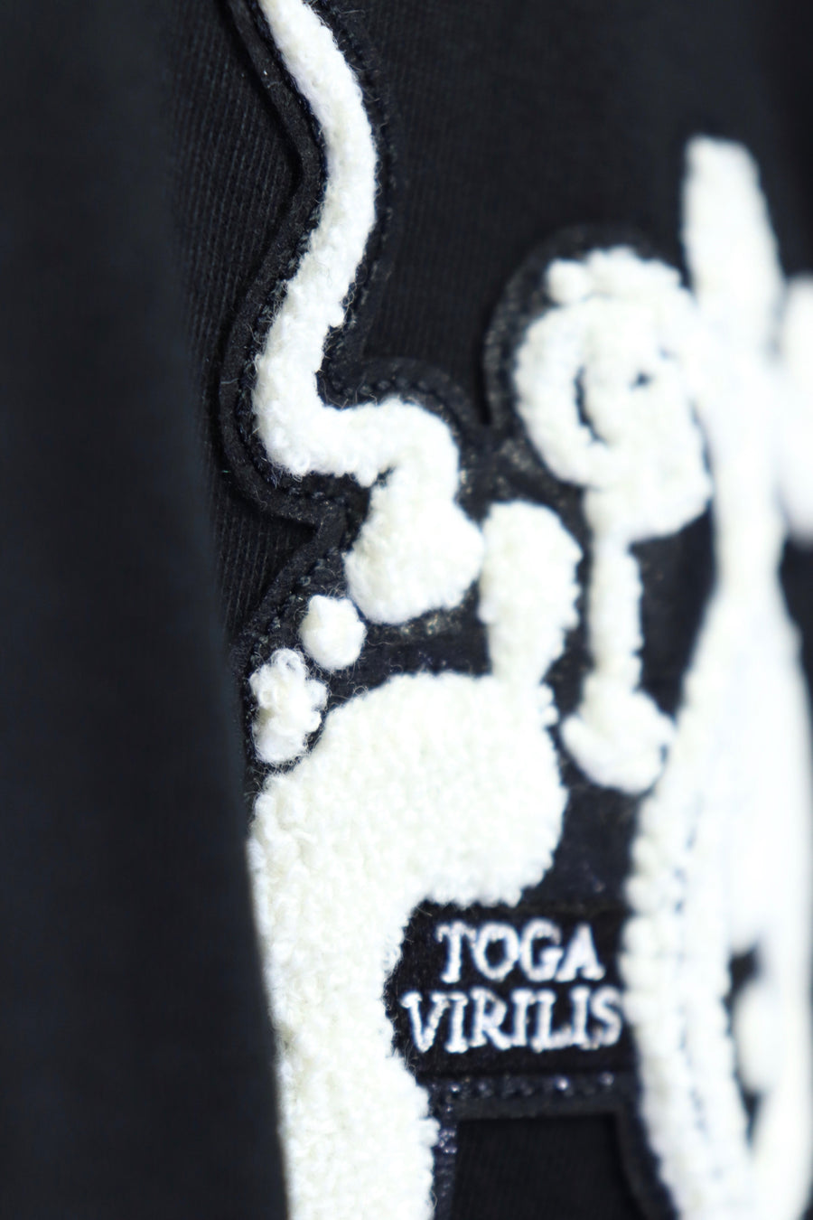 TOGA VIRILIS  Emblem print Tee L/S(BLACK)