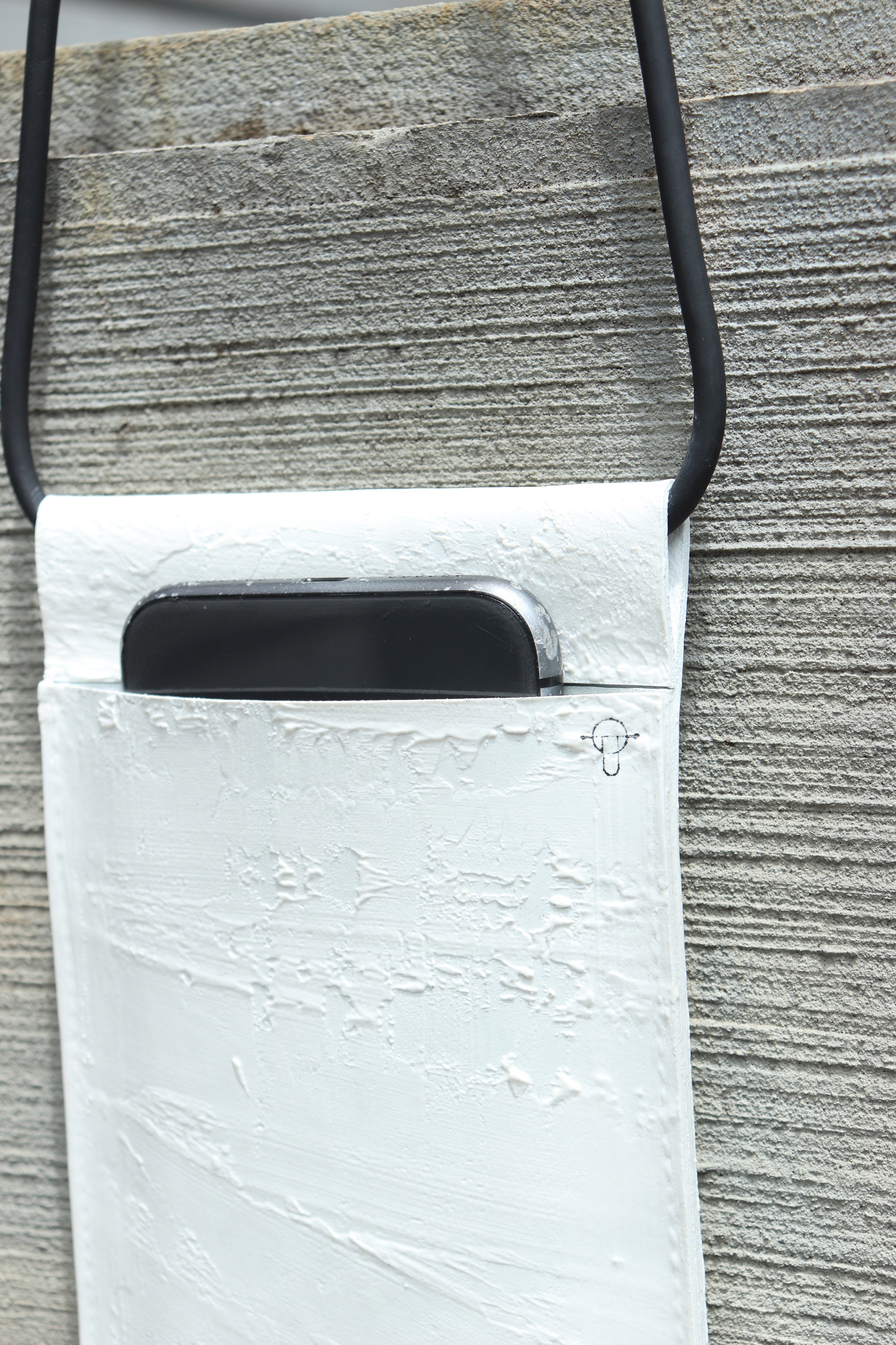 カガリユウスケ(KAGARI YUSUKE)の白壁のスマホショルダーの通販