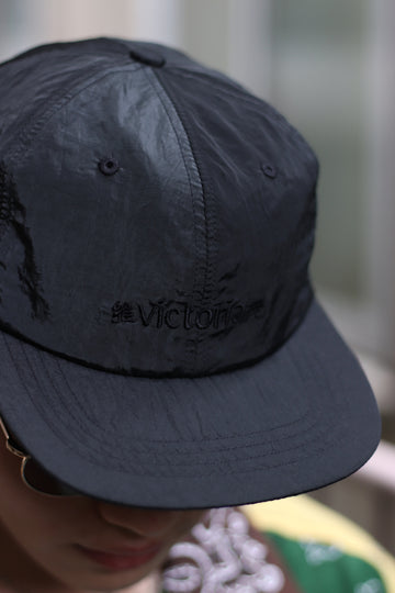 VICTORIA  METALLIC NYLON LOGO CAP