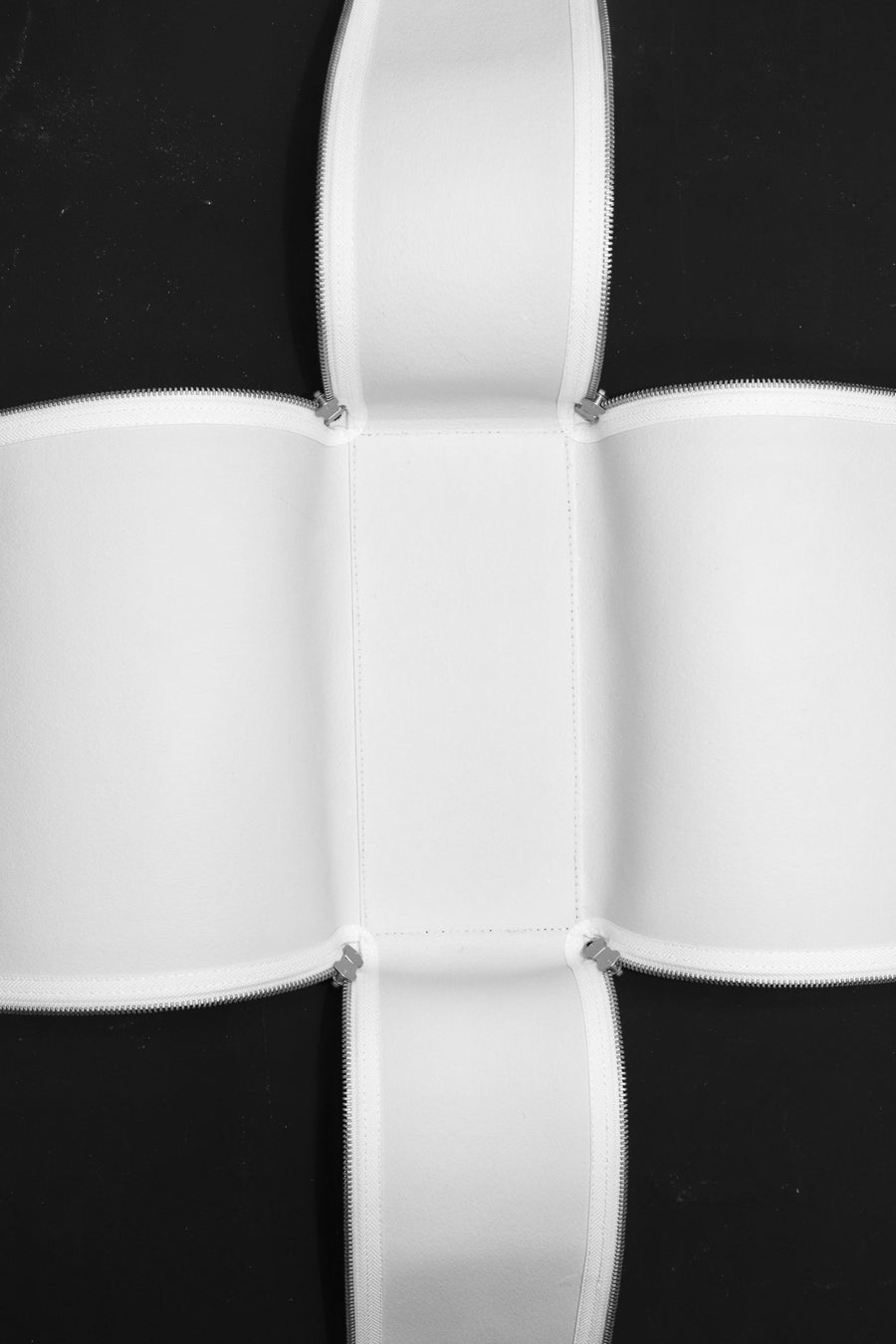 KAGARI YUSUKE × P.A.A  白壁 4ジップクロストート(M)