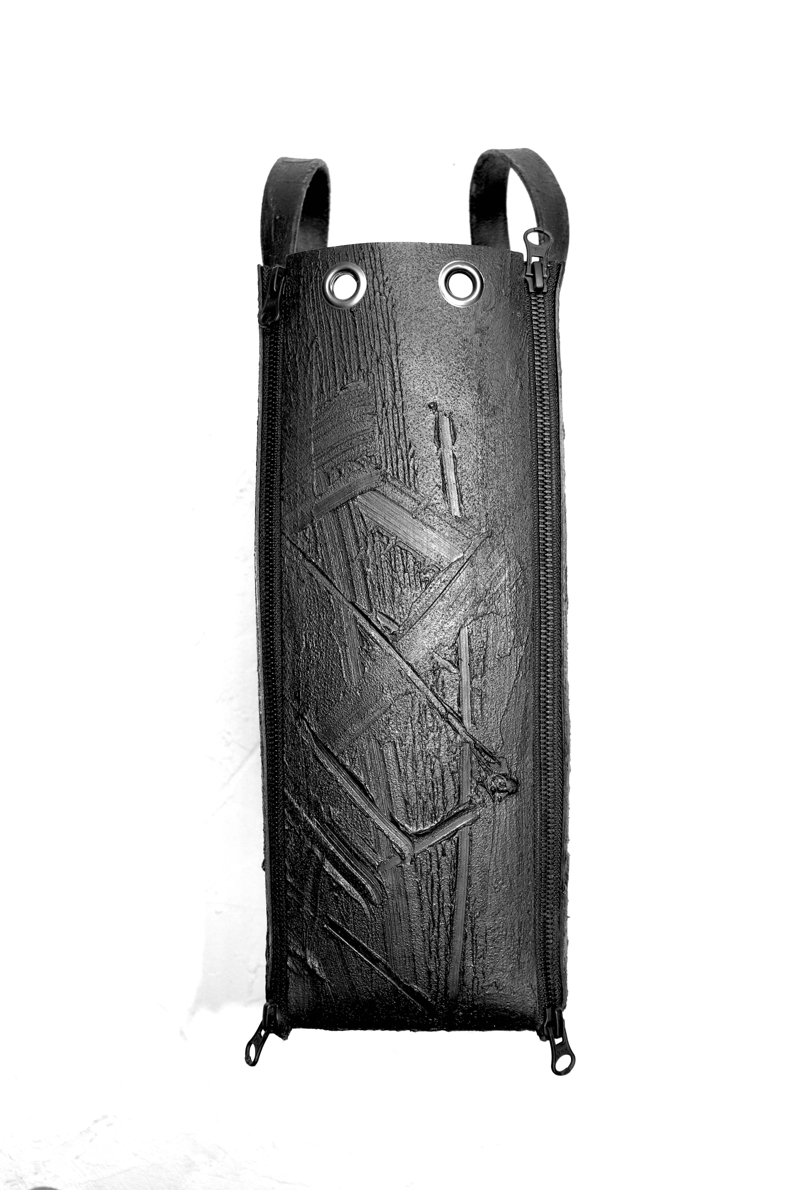 カガリユウスケ(KAGARI YUSUKE)の黒壁 4ジップクロストート Mの通販