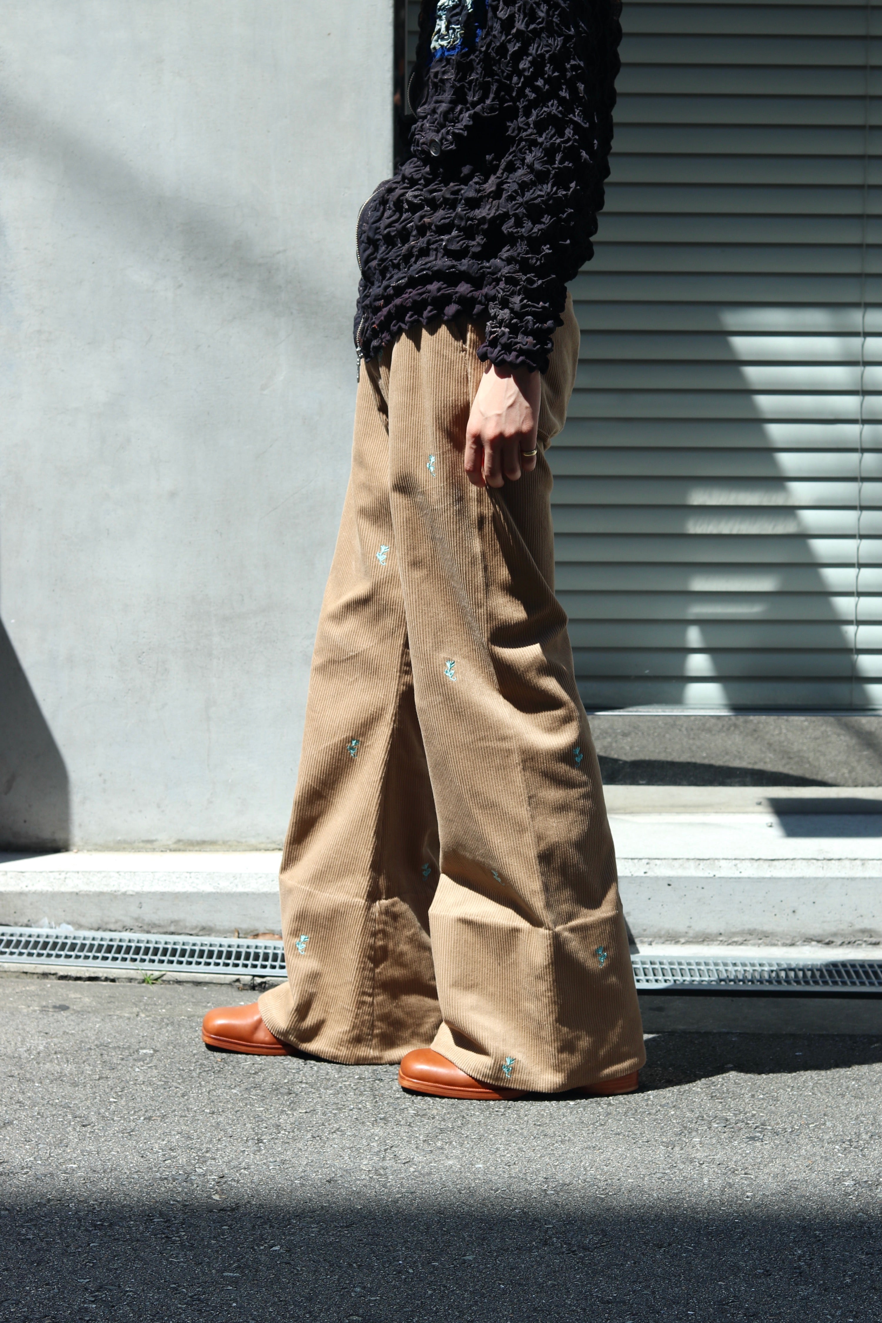 MASU(エムエーエスユー)のSEAMLESS BELL BOTTOM TROUSERS BEIGEの通販｜PALETTE art  aliveのオンラインショップ – PALETTE art alive ONLINE STORE