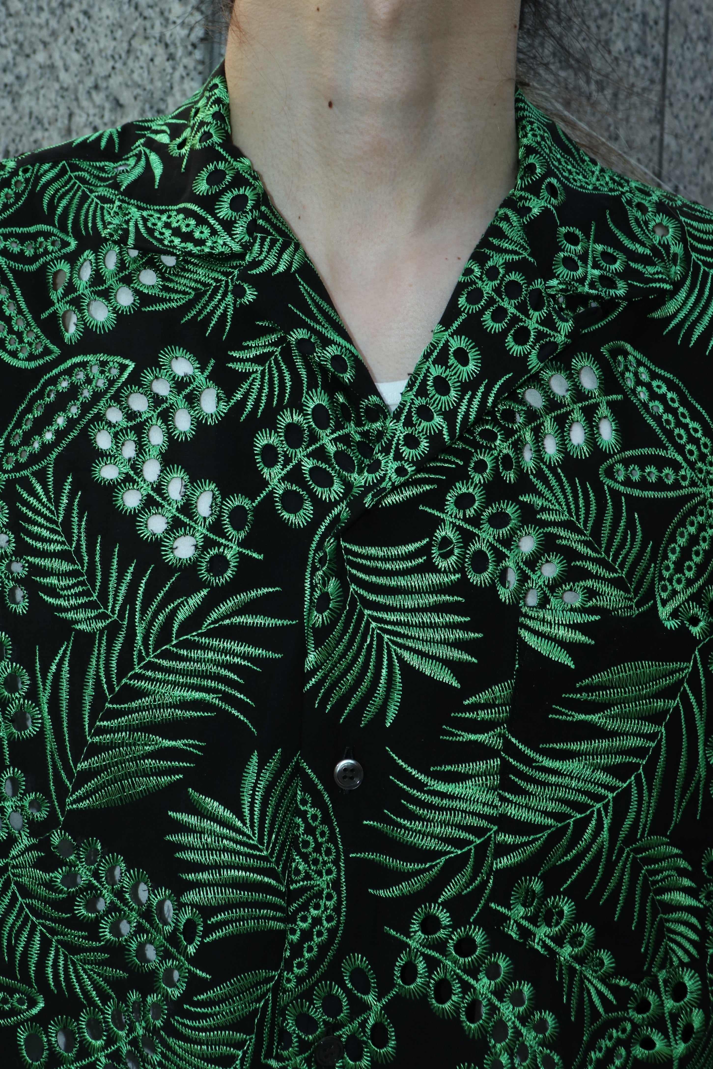 TOGA VIRILIS(トーガ ビリリース)のCotton Embroidery S/S shirt BLACK