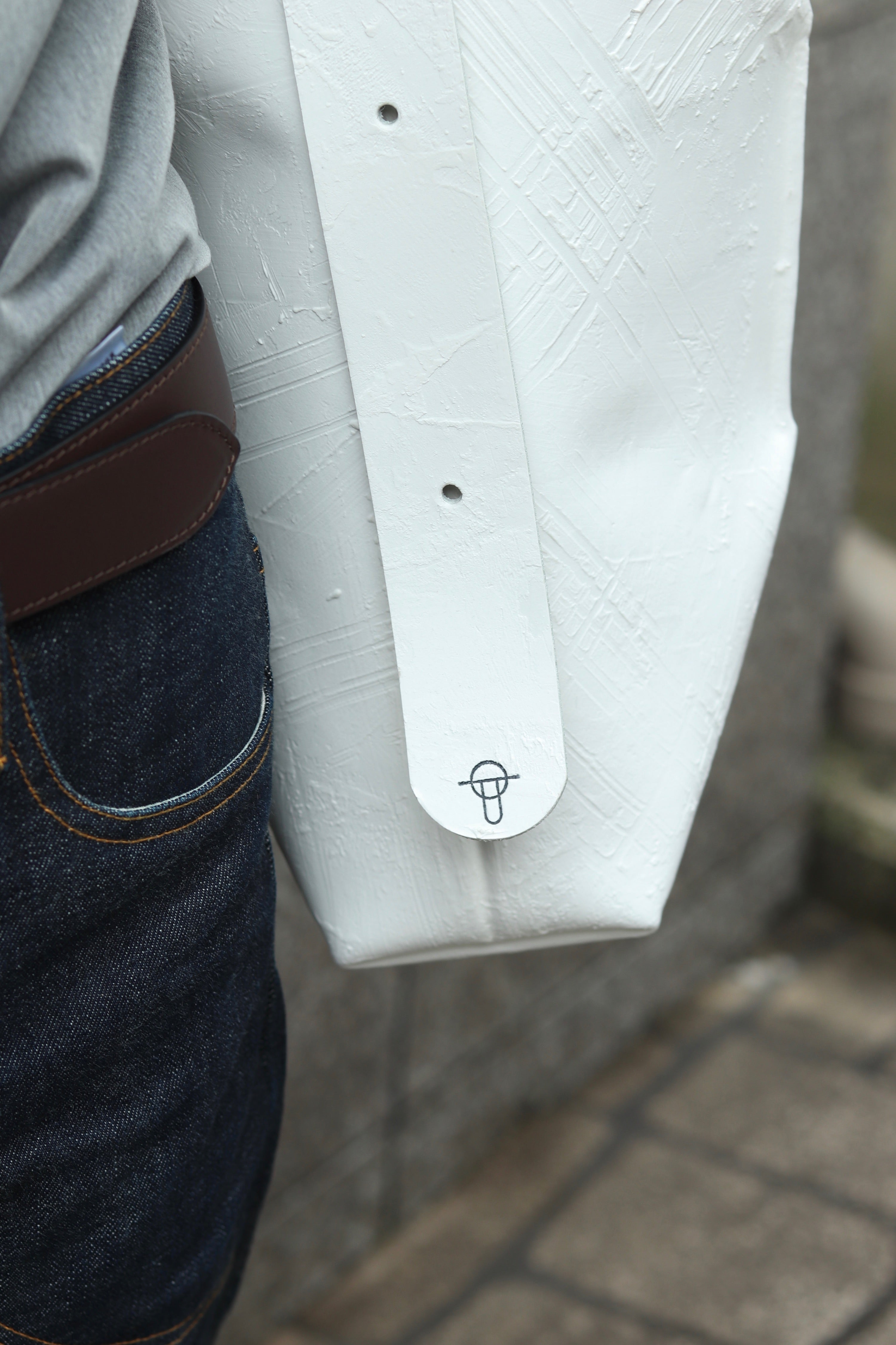 カガリユウスケ(KAGARI YUSUKE)の白壁ウォールスクエアショルダー