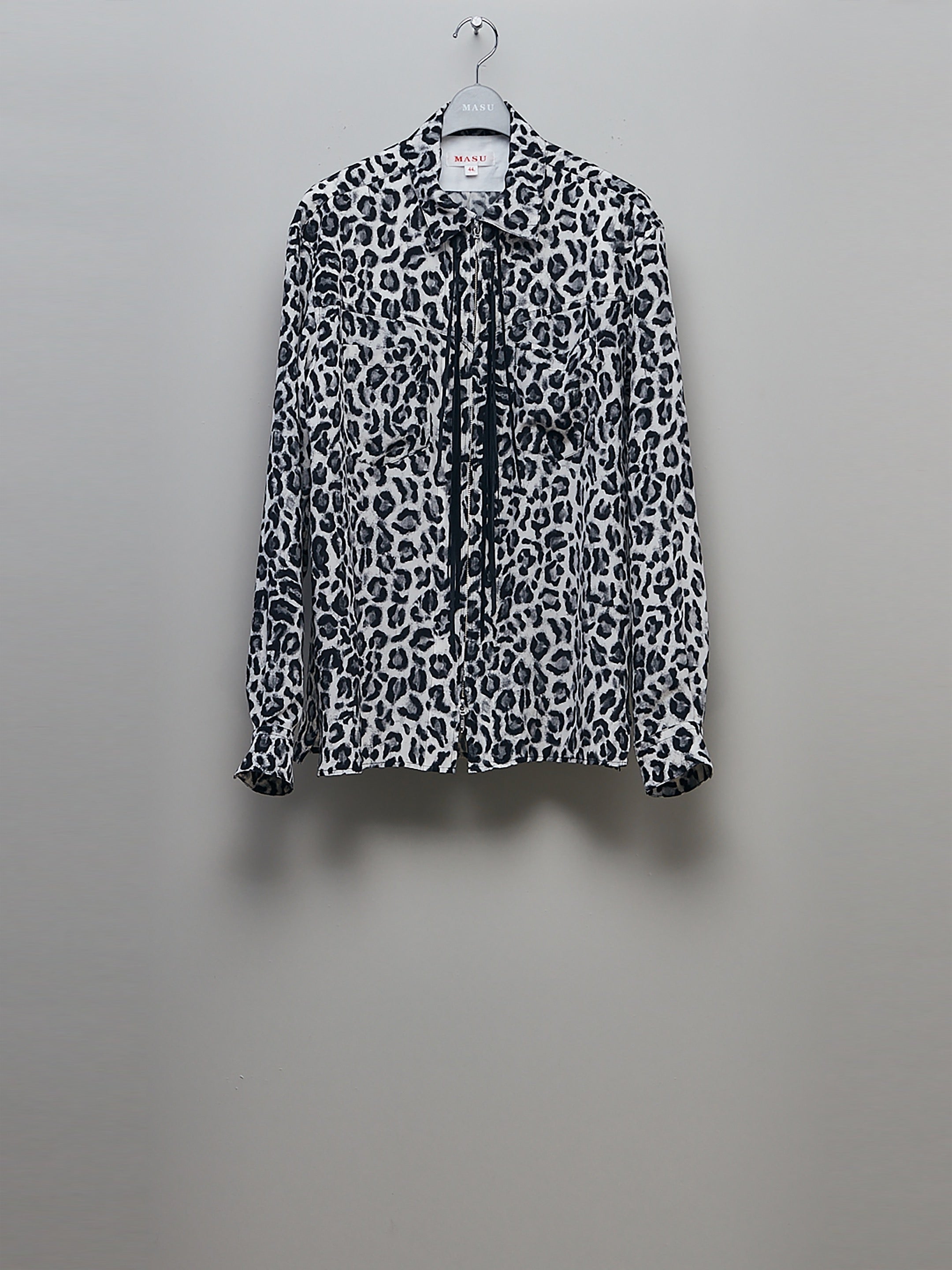MASU(エムエーエスユー)のZIP-UP LEOPARD SILK SHIRT MONOCHROMEの通販