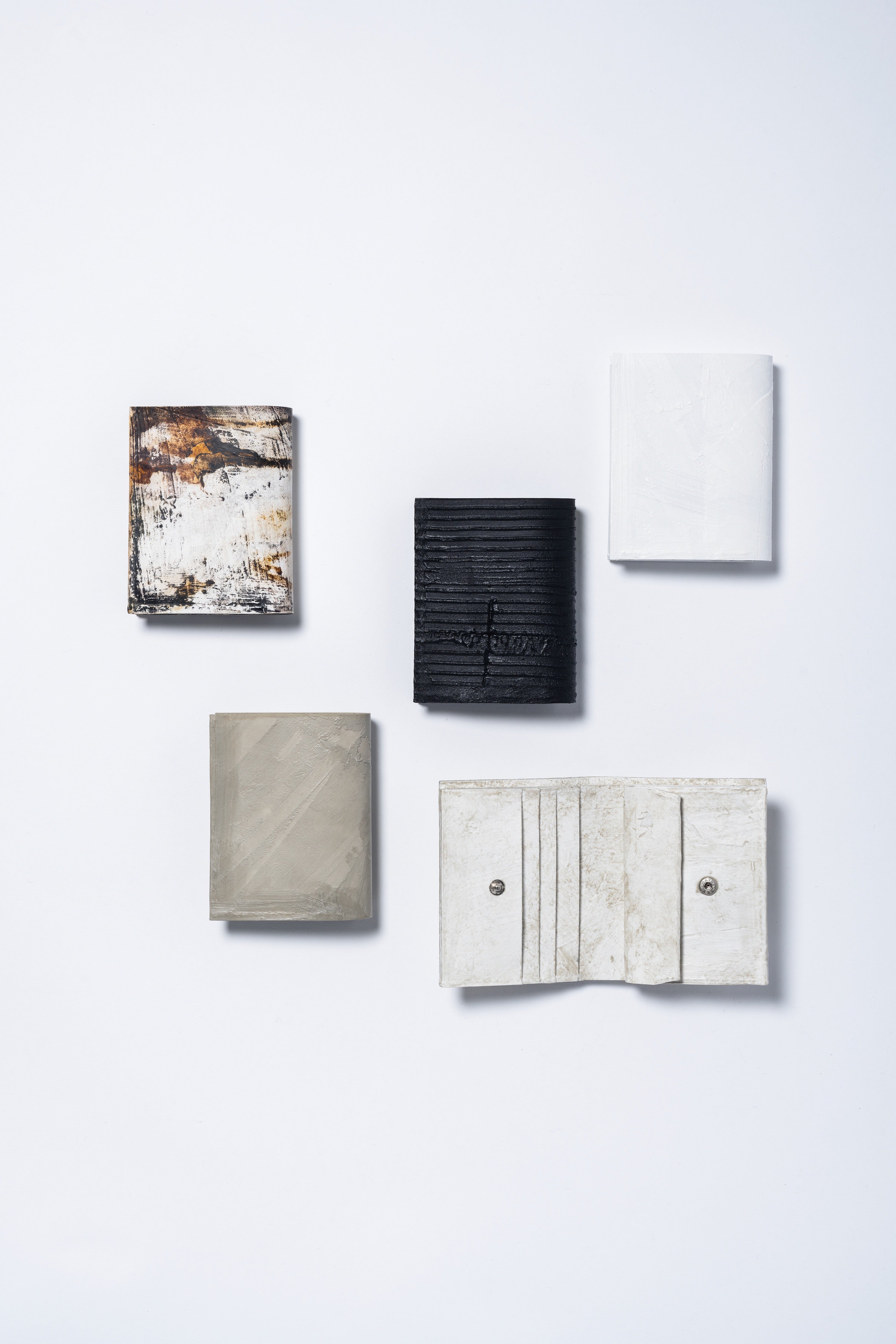 カガリユウスケ(KAGARI YUSUKE)の黒壁の二つ折り財布(mw-20)の通販